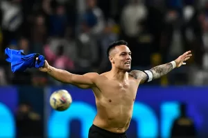 alt Lautaro Martínez recibe el premio a MVP de la Serie A