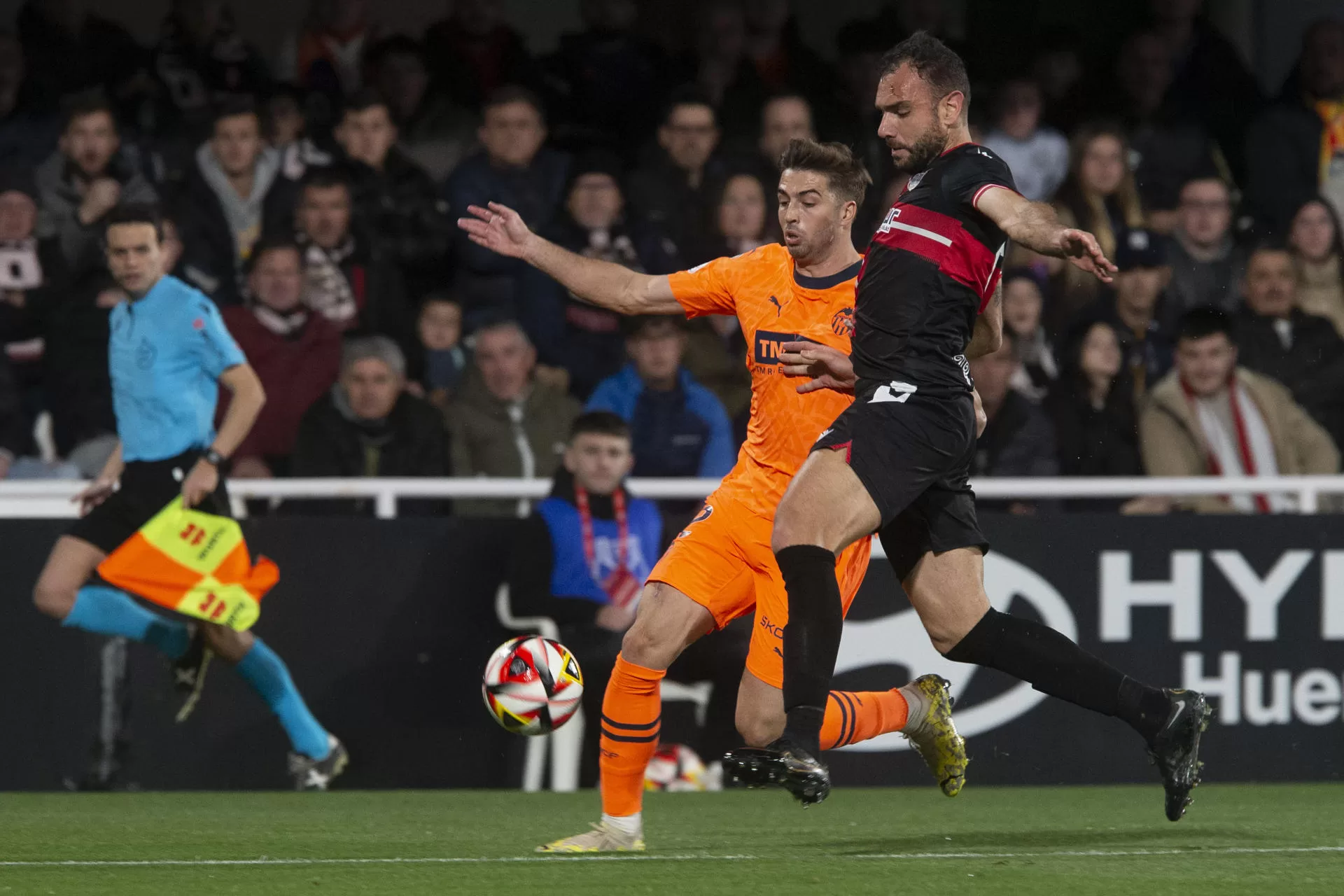 El jugador del Valencia C.F Alberto Marí (i), disputa el balón ante el jugador del F.C Cartagena, Gonzalo Verdú, durante partido de dieciseisavos de final de Copa del Rey jugado en el estadio Cartagonova. EFE/Marcial Guillén 