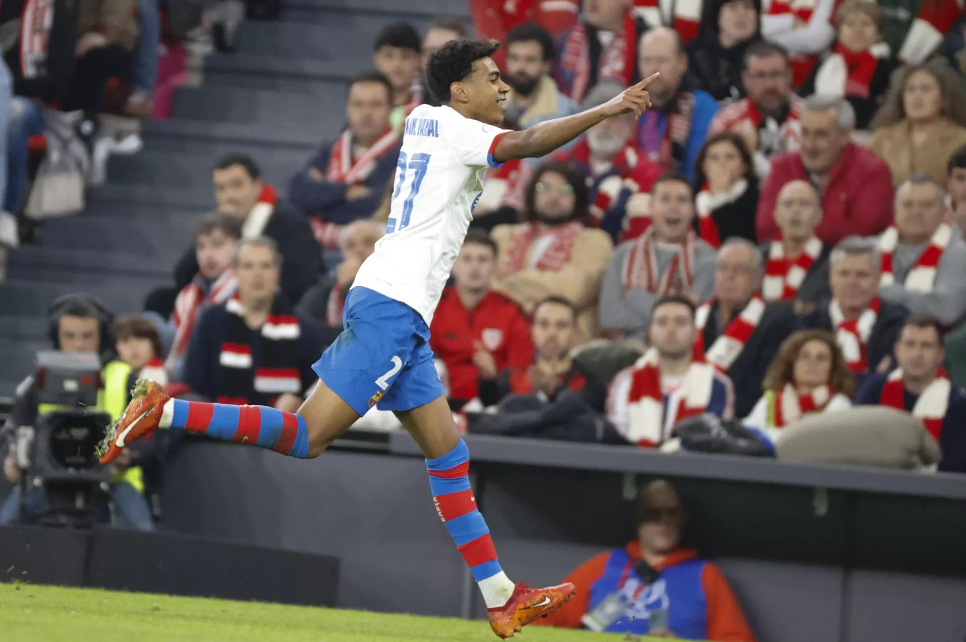 El delantero del FC Barcelona Lamine Yamal celebra tras marcar ante el Athletic, durante el partido de los cuartos de final de la Copa del Rey de fútbol en el estadio de San Mamés. EFE/Luis Tejido 