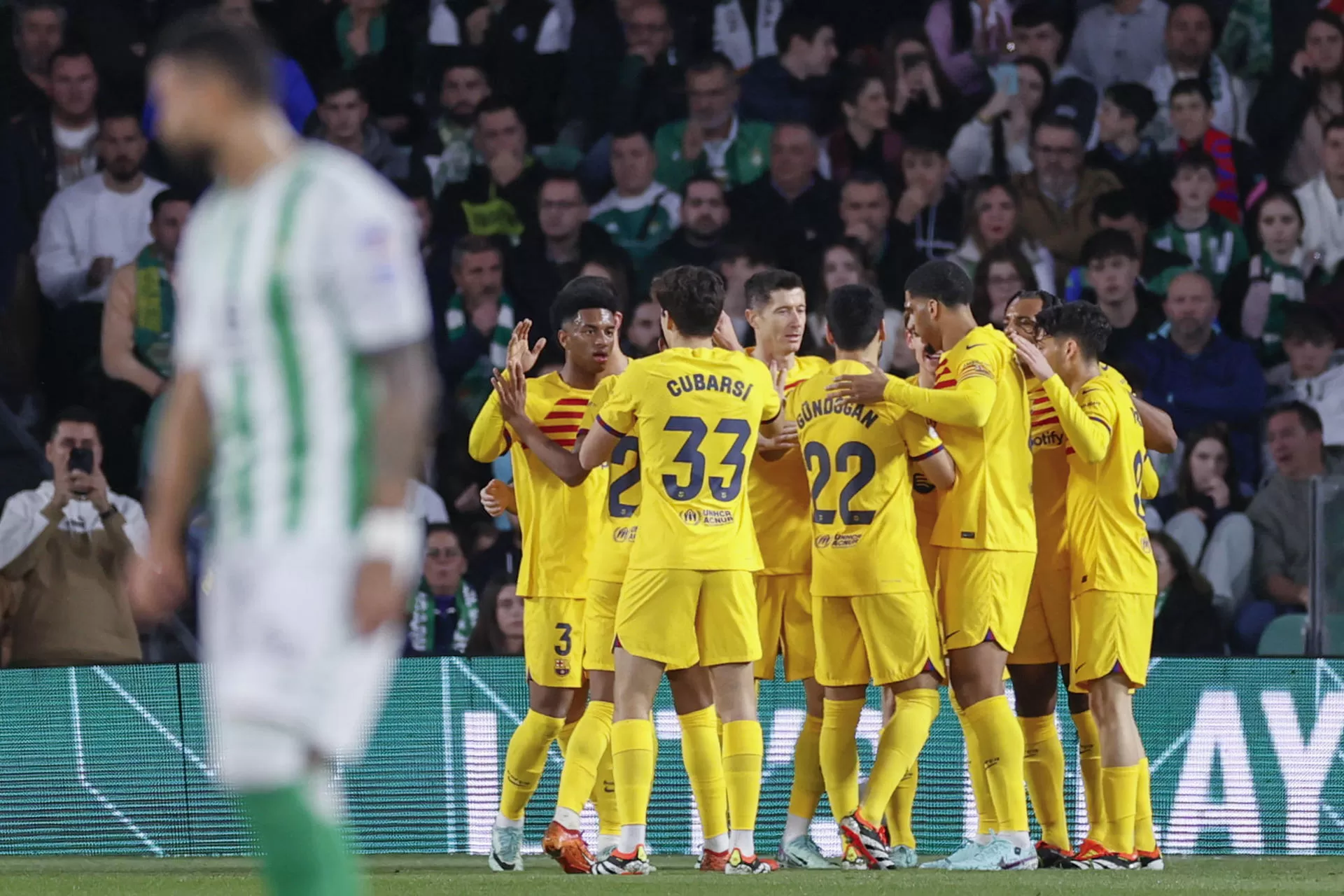 Los jugadores del FC Barcelona celebran el primer gol del equipo marcado por su compañero Ferrán Torre ante el Betis durante el partido de la jornada 21 de la Liga EA Sports en el estadio Benito Villamarín de Sevilla. EFE/ José Manuel Vidal