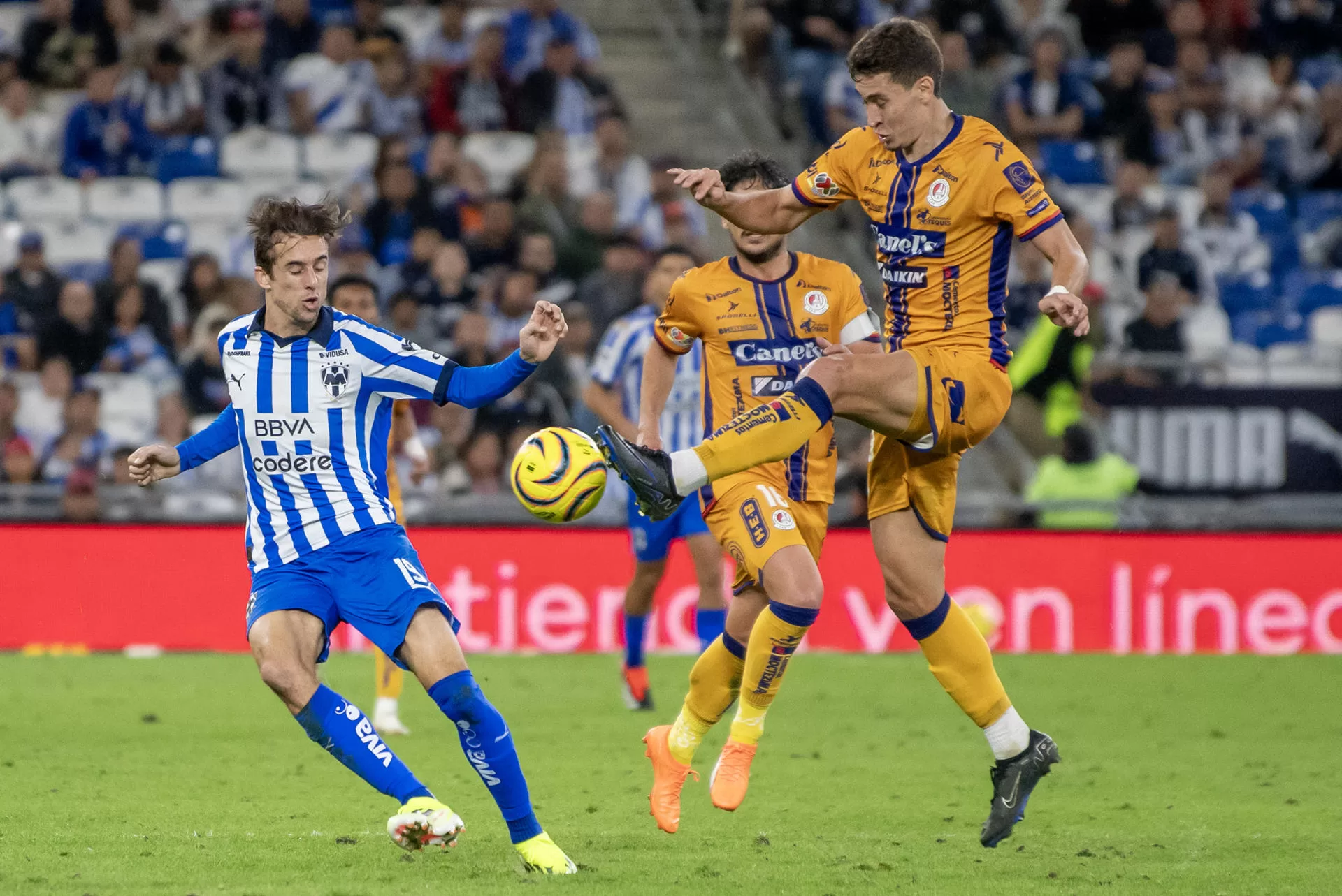 Jordi Cortizo (i) de Monterrey disputa el balón con Rodrigo Dourado (d) del Atlético San Luis, durante un partido correspondiente a la jornada 3 del Torneo Clausura 2024 del fútbol mexicano, disputado hoy en el estadio BBVA de la ciudad de Monterrey (México). EFE/Miguel Sierra 