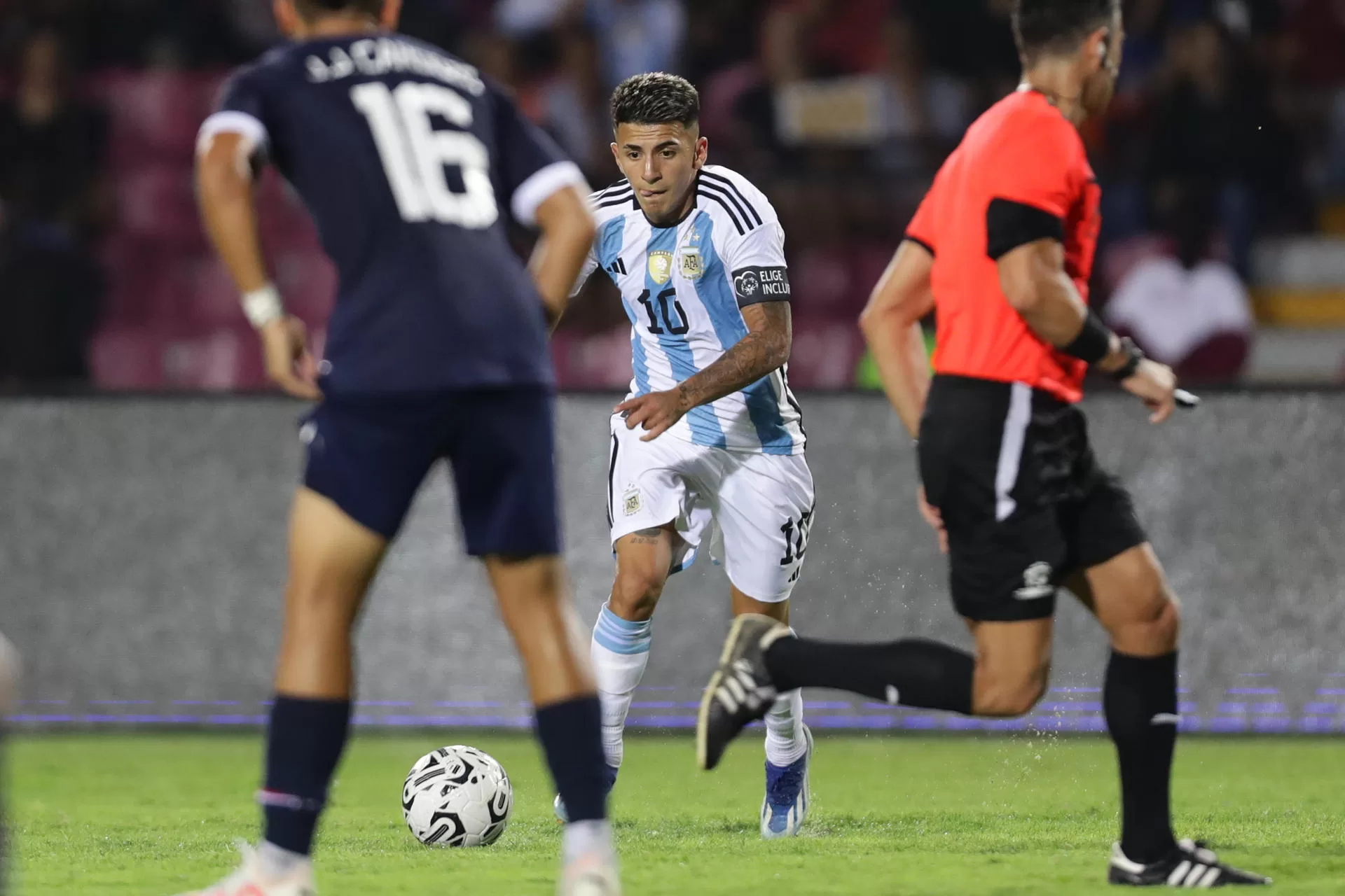 Thiago Almada de Argentina avanza con el balón ante Paraguay hoy, en un partido del Torneo Preolímpico Sudamericano Sub-23 en el estadio Polideportivo Misael Delgado en Valencia (Venezuela). EFE/ Rayner Peña R. 