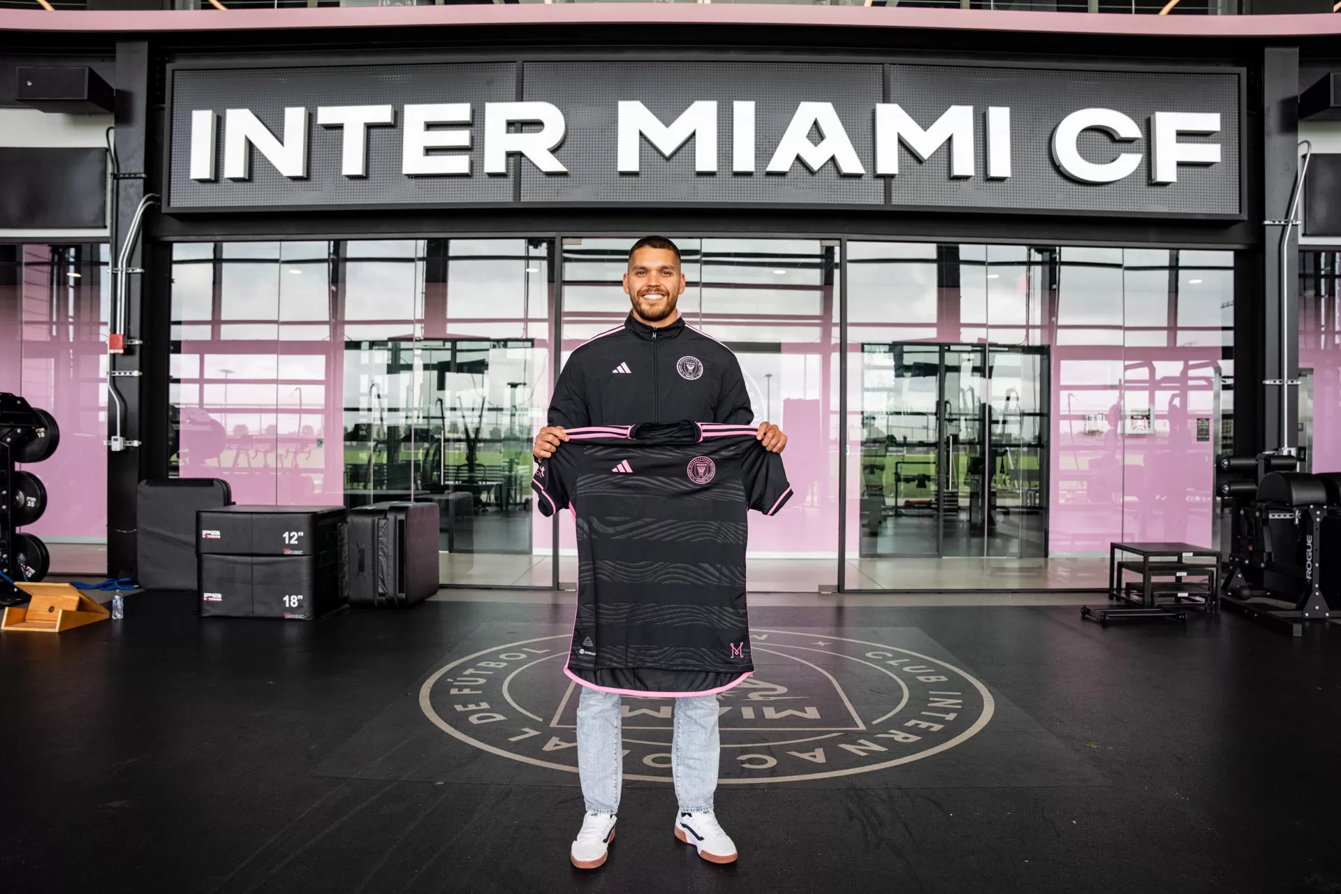 Fotografía cedida hoy por el Inter Miami CF donde aparece el defensa argentino, Nicolás Freire, mientras posa con la camiseta del club, el 18 de enero 2024, en el estadio DRV PNK en Fort Lauderdale, Florida (EEUU). EFE/Inter Miami CF 