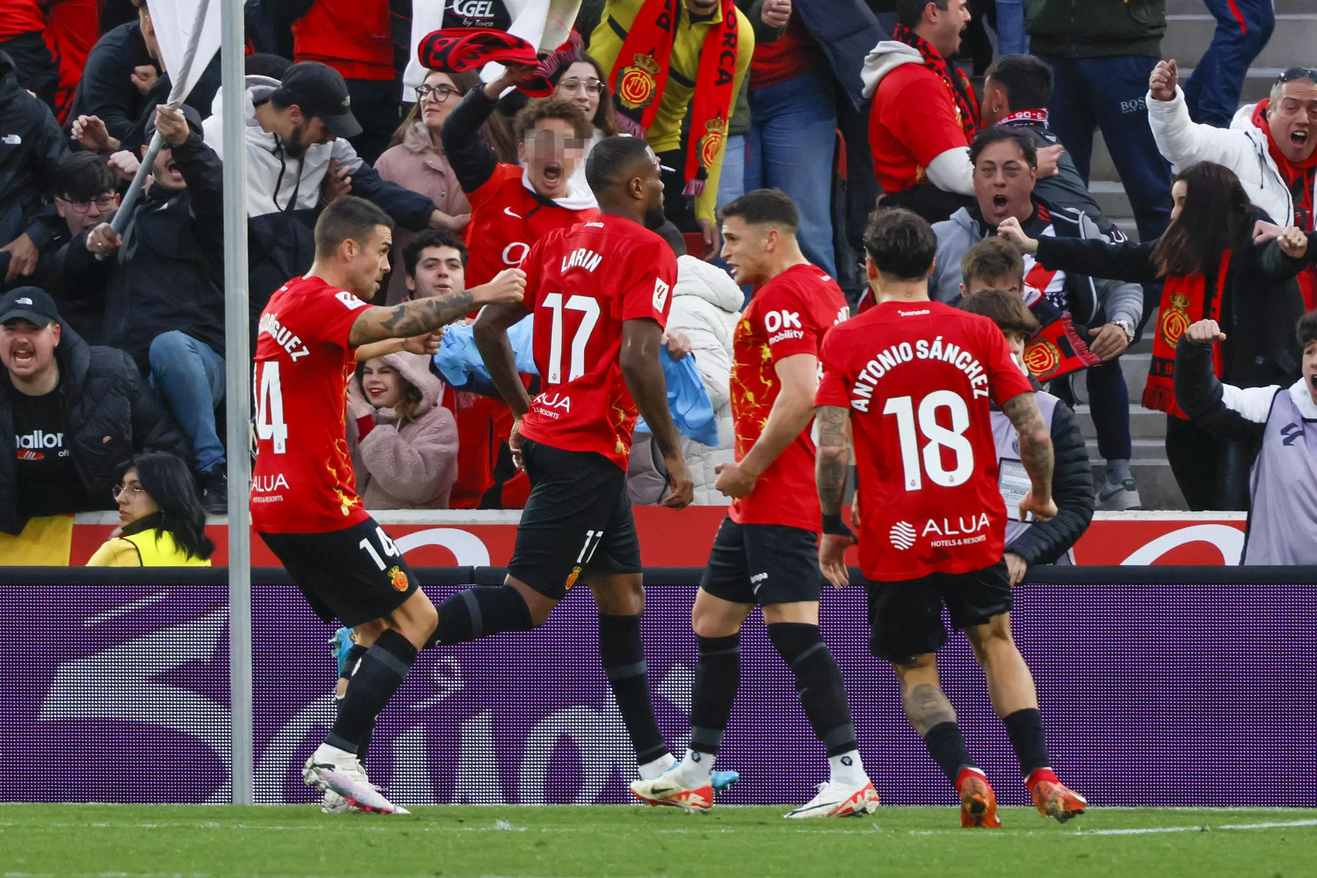 El delantero canadiense del Mallorca Cyle Larin (2i) celebra el primer gol de su equipo durante el partido de LaLiga entre el Mallorca y el Celta en el estadio de Son Moix. EFE/CATI CLADERA 