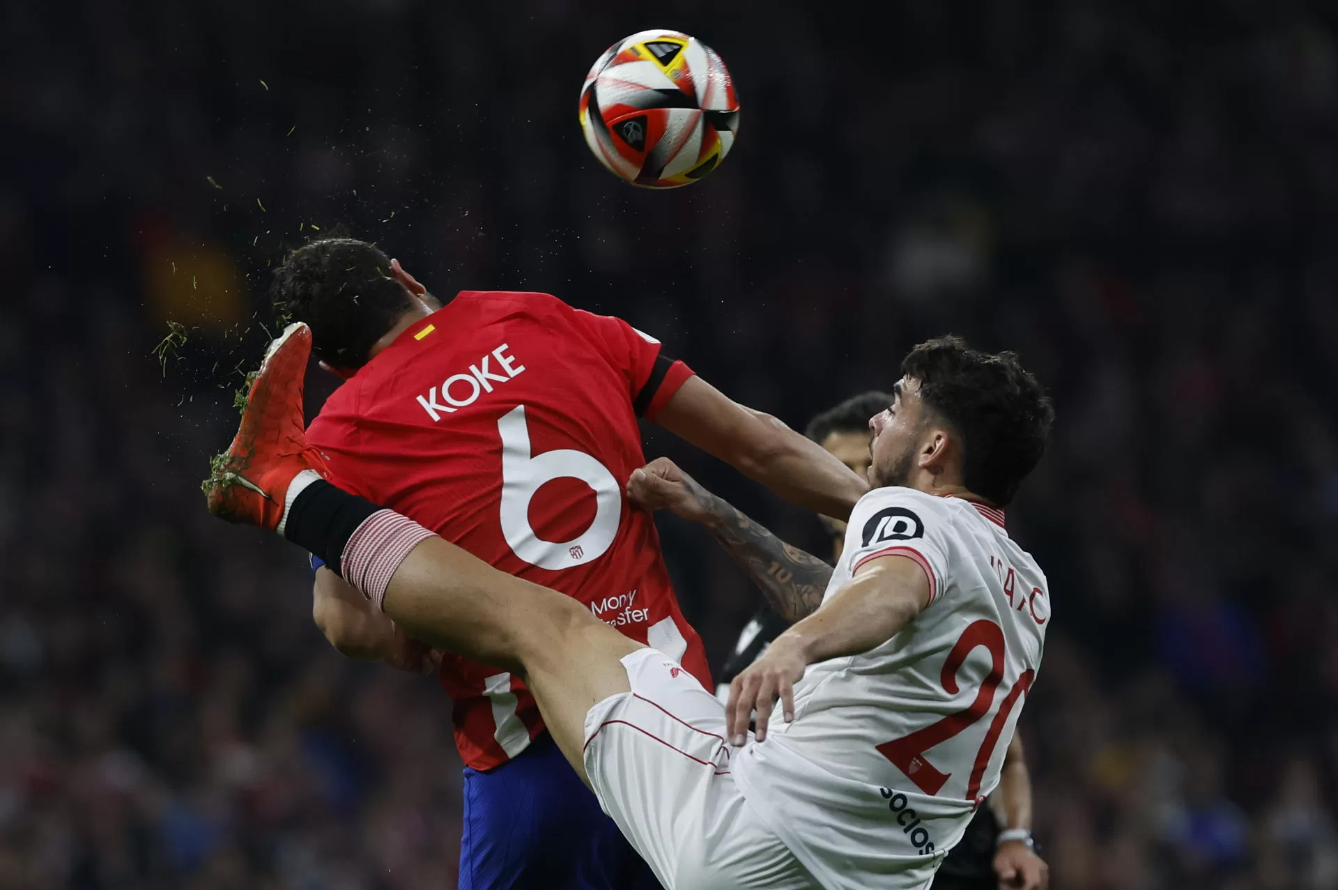 . MADRID, 25/01/2024.- El centrocampista del Atlético de Madrid Koke Resurrecciín (i) pelea un balón con el delantero del Sevilla Isaac Romero durante el partido de cuartos de final de la Copa del Rey de fútbol entre el Atlético de Madrid y el Sevilla, este jueves en el estadio Civitas Metropolitano. EFE/ KJuanJo Martín 