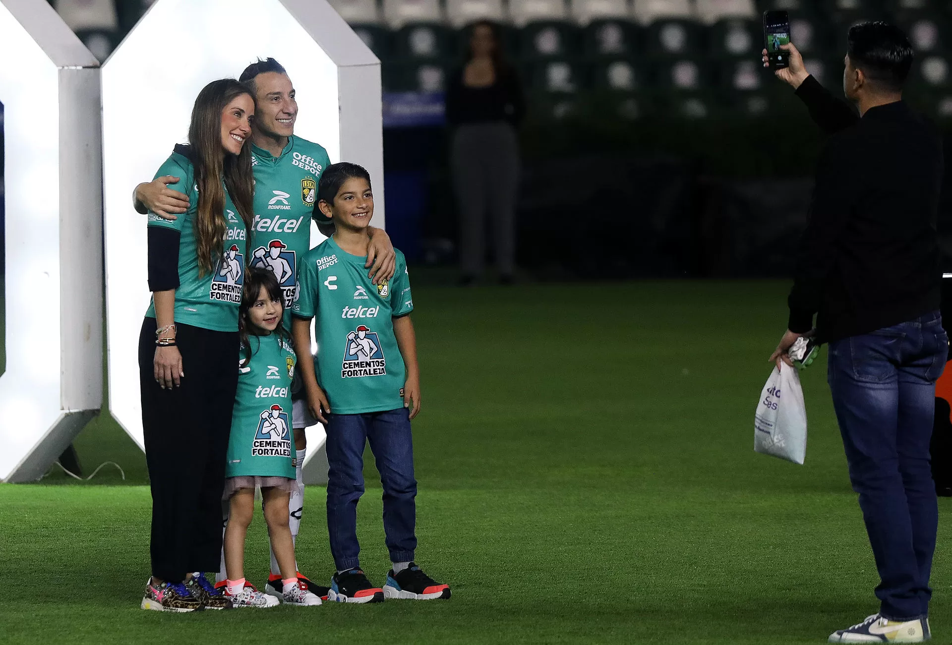 ALT Andrés Guardado promete dar todo por el verde del León, en su presentación con el equipo