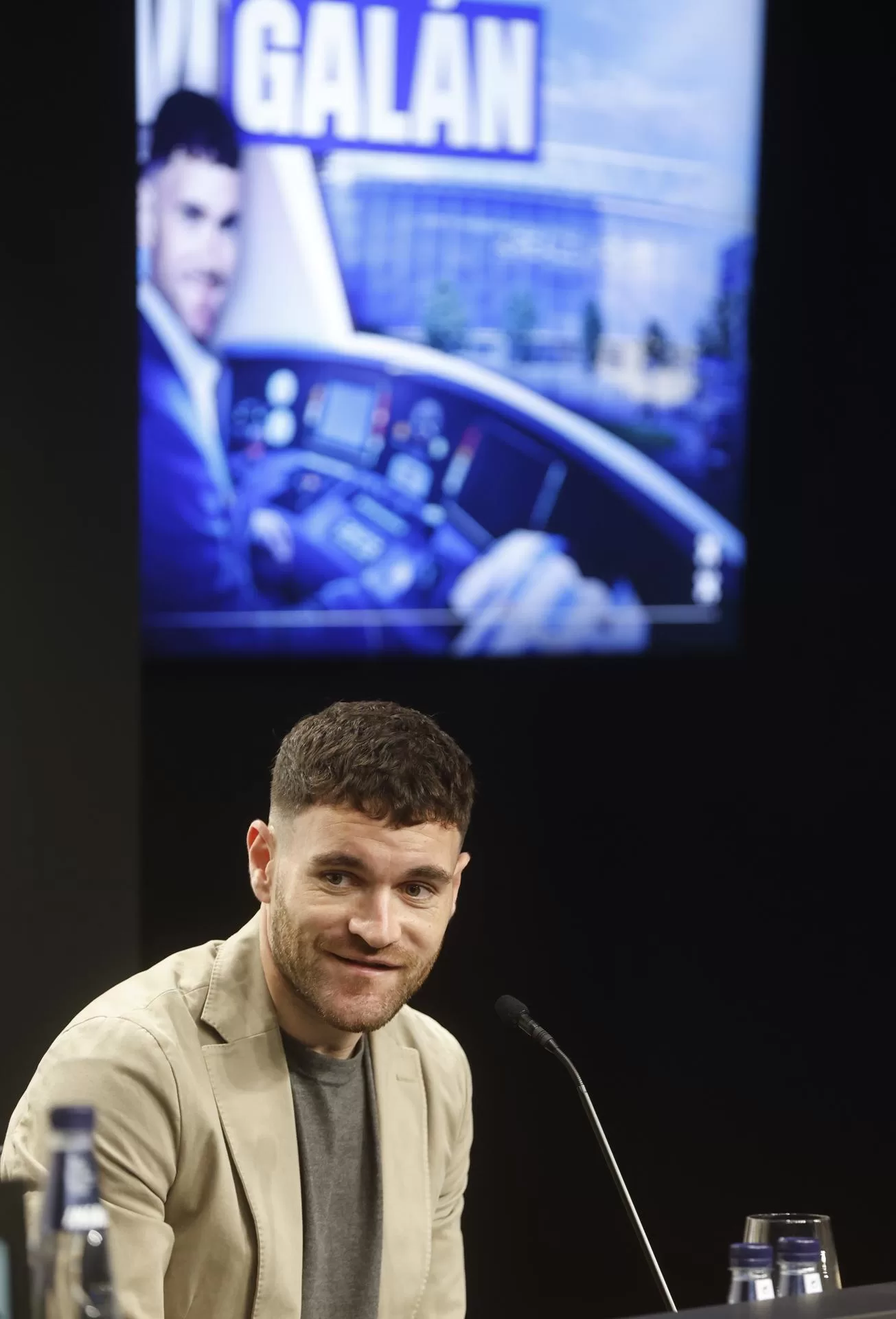 El nuevo jugador de la Real Sociedad, Javi Galán, durante su presentación este jueves en el estadio Reale Arena de San Sebastián. EFE/Juan Herrero. 
