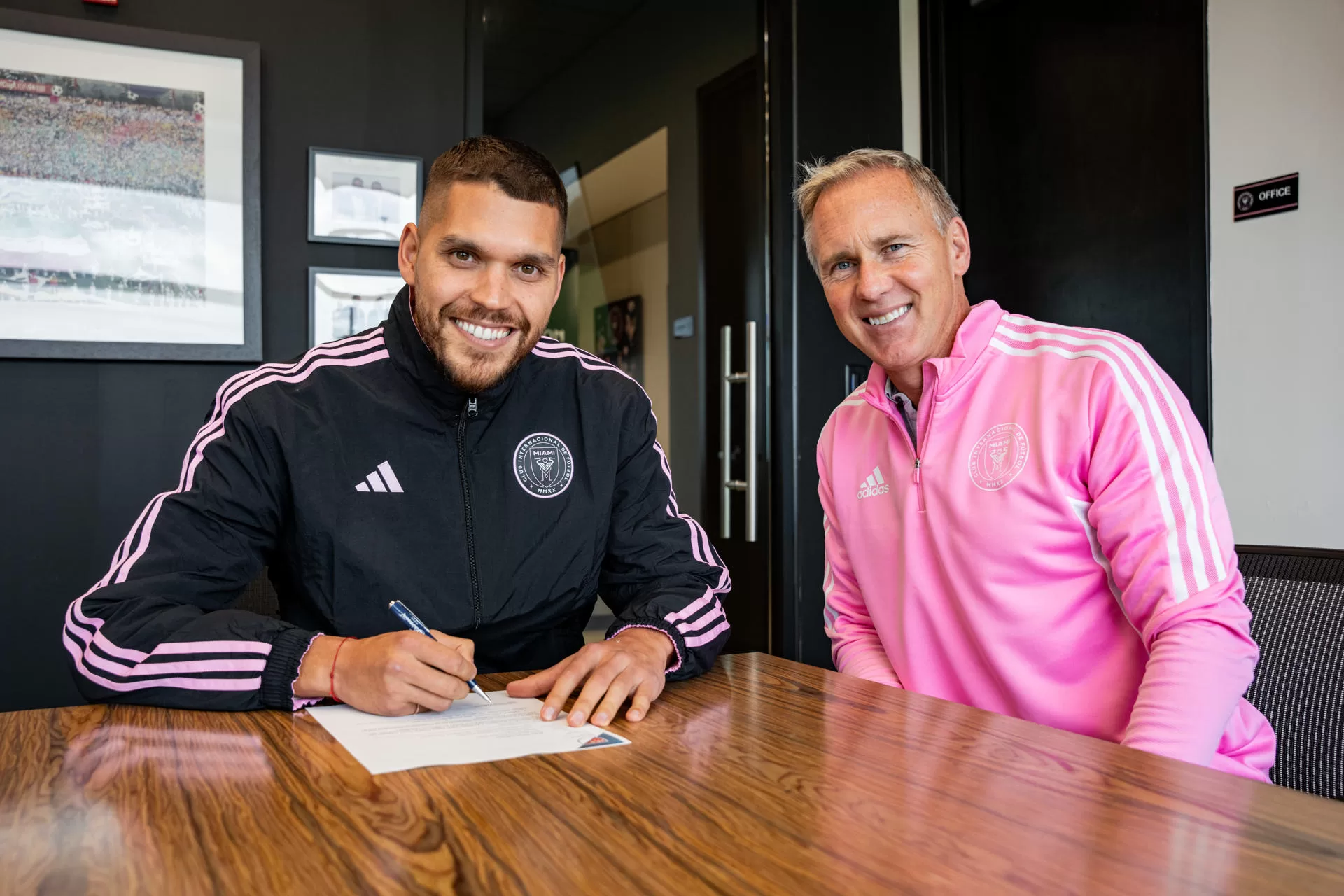 Fotografía cedida hoy por el Inter Miami CF donde aparece su director deportivo, Chris Henderson (d), junto al defensa argentino, Nicolás Freire (i), durante la firma de su contrato con el equipo, el 18 de enero del 2024, en el estadio DRV PNK en Fort Lauderdale, Florida (EEUU). EFE/Inter Miami CF 