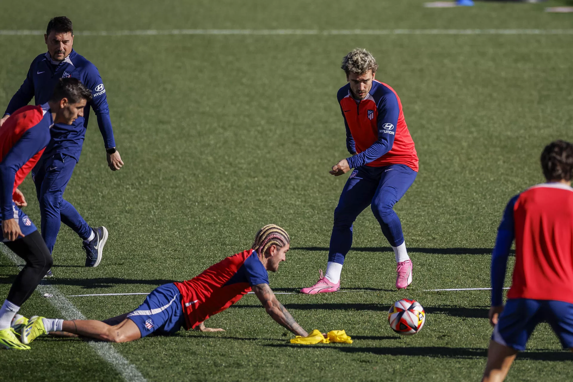 Morata, De Paul y Griezmann, en un ejercicio del entrenamiento. EFE/Rodrigo Jiménez