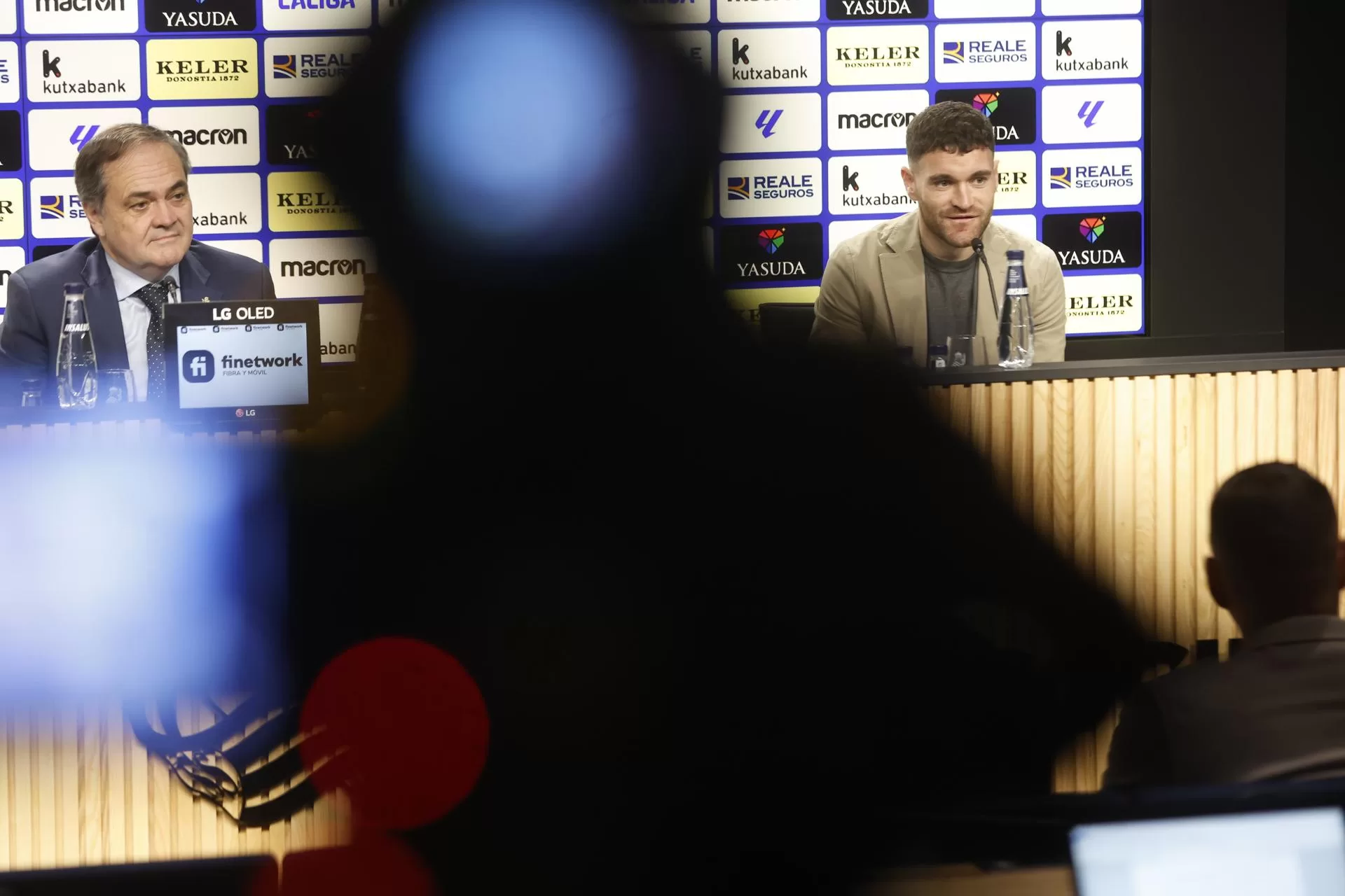 El presidente de la Real Sociedad, Jokin Aperribay (i), durante la presentación este jueves del nuevo jugador del equipo, Javi Galán (d). EFE/Juan Herrero. 