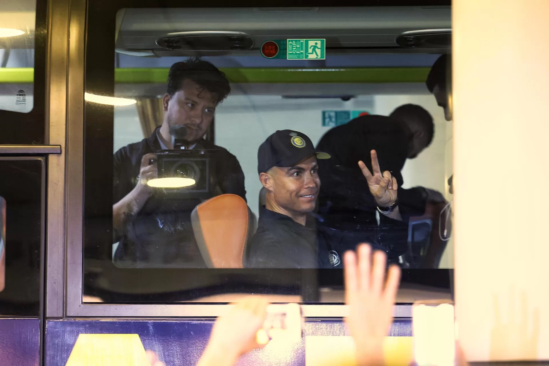 Cristiano Ronaldo saluda a los aficionados chinos desde el autocar que traslada a los jugadores del AL-Nassr a Shenzhen. EFE/EPA/GST Glory Soccer Tour HANDOUT EDITORIAL USE ONLY/NO SALES 