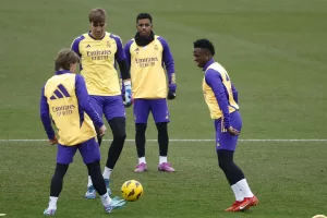 ALT Ancelotti confirma el regreso de Vinícius, Carvajal y Güler; Camavinga tendrá que esperar