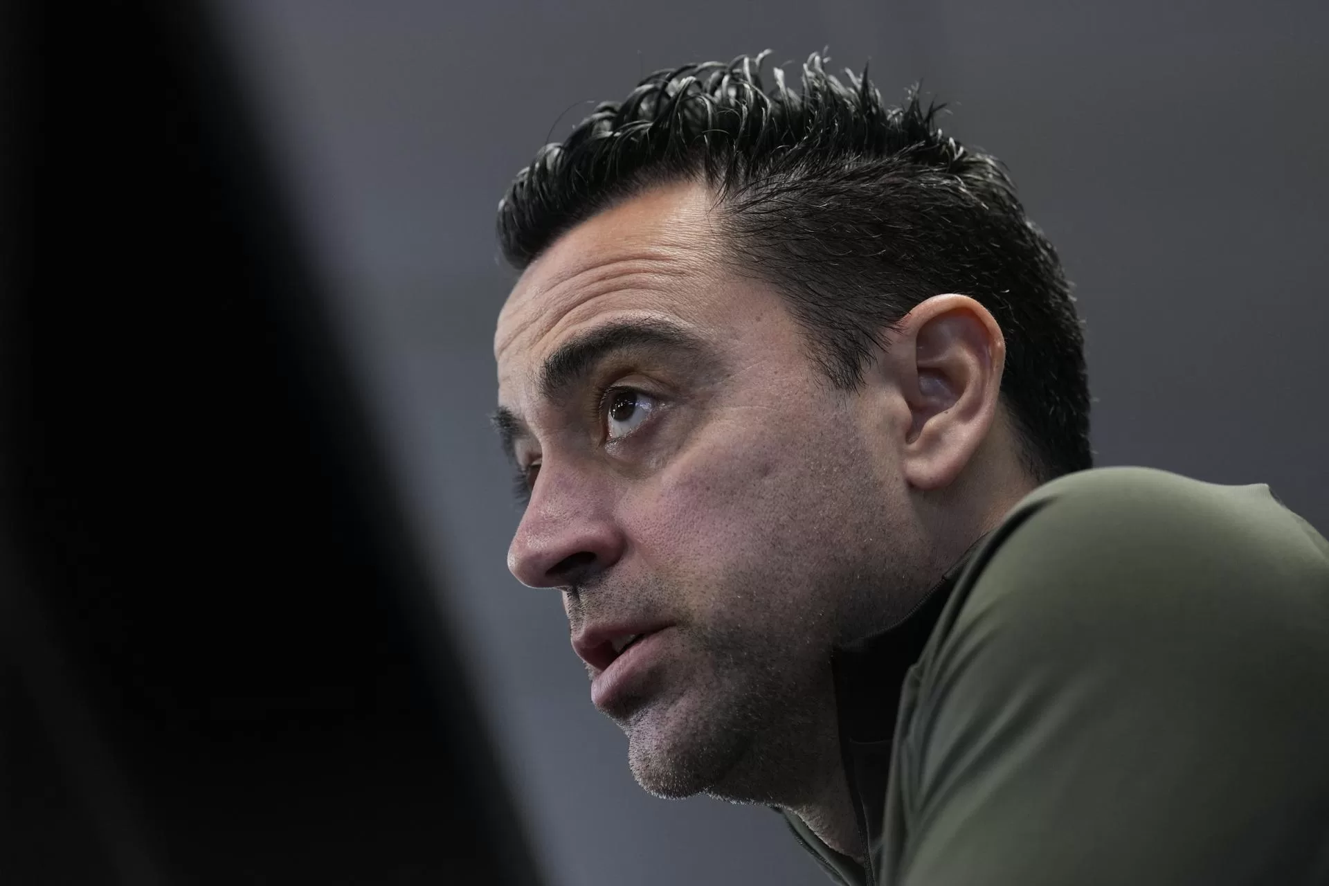 El técnico del FC Barcelona, Xavi Hernández, durante la rueda de prensa que ha ofrecido hoy. CF.EFE/ Alejandro García 