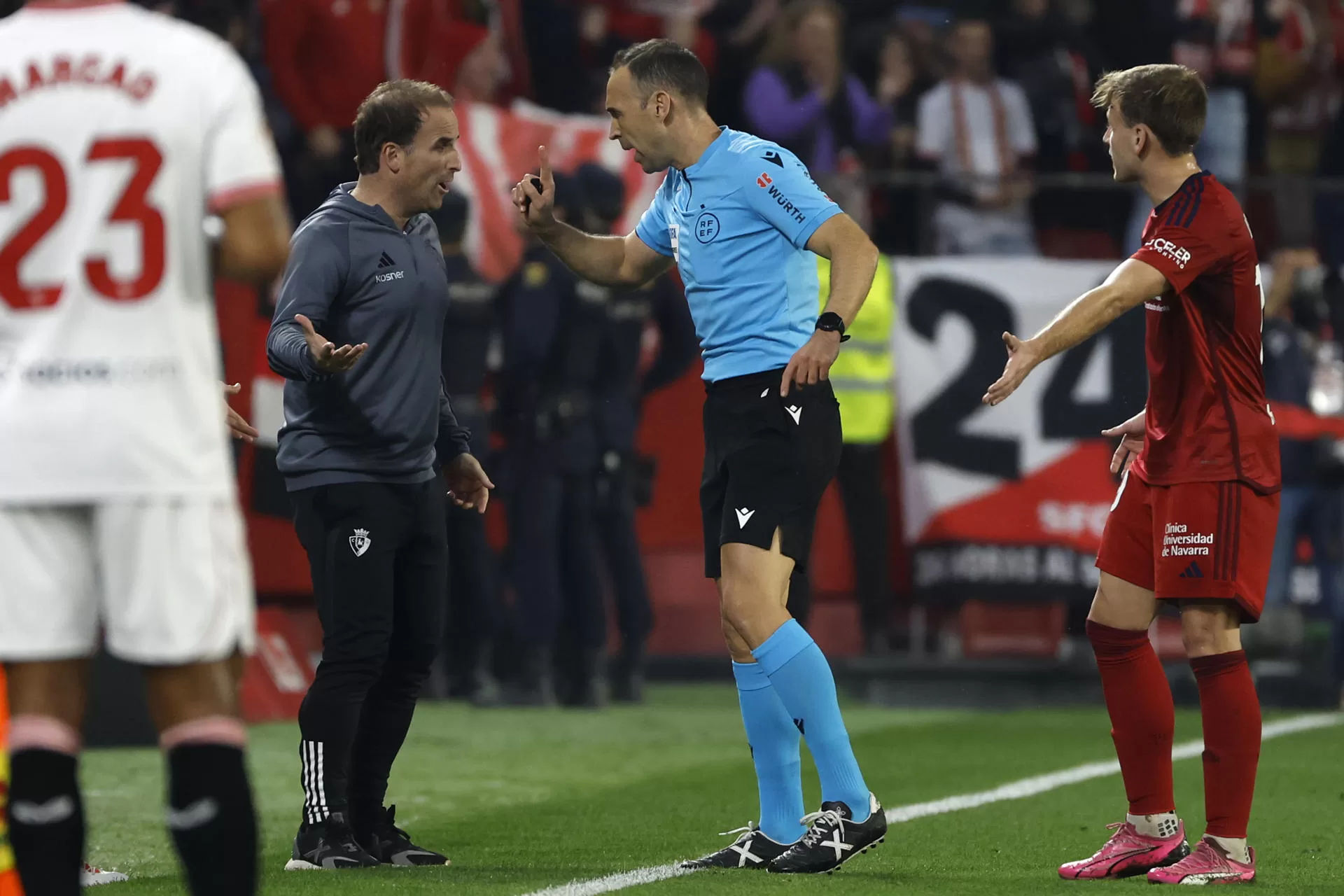 Jagoba Arrasate (i), entrenador del Osasuna, y el árbitro Cuadra Fernández (c) discuten en la banda tras el primer gol del Sevilla durante el partido de la Jornada 22 de LaLiga en el estadio Sánchez Pizjuán. EFE/ Julio Muñoz 