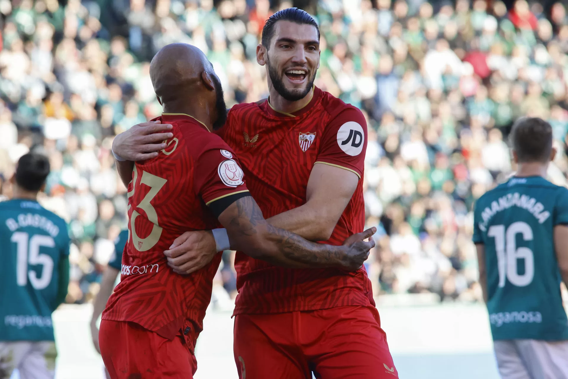 El defensa brasileño del Sevilla Marcão (i) celebra con su compañero Rafa Mir (d) tras marcar el 0-1 durante el partido de dieciseisavos de final de la Copa del Rey entre el Racing de Ferrol y el Sevilla celebrado este domingo en el estadio de A Malata en Ferrol (Galicia). EFE/ Kiko Delgado