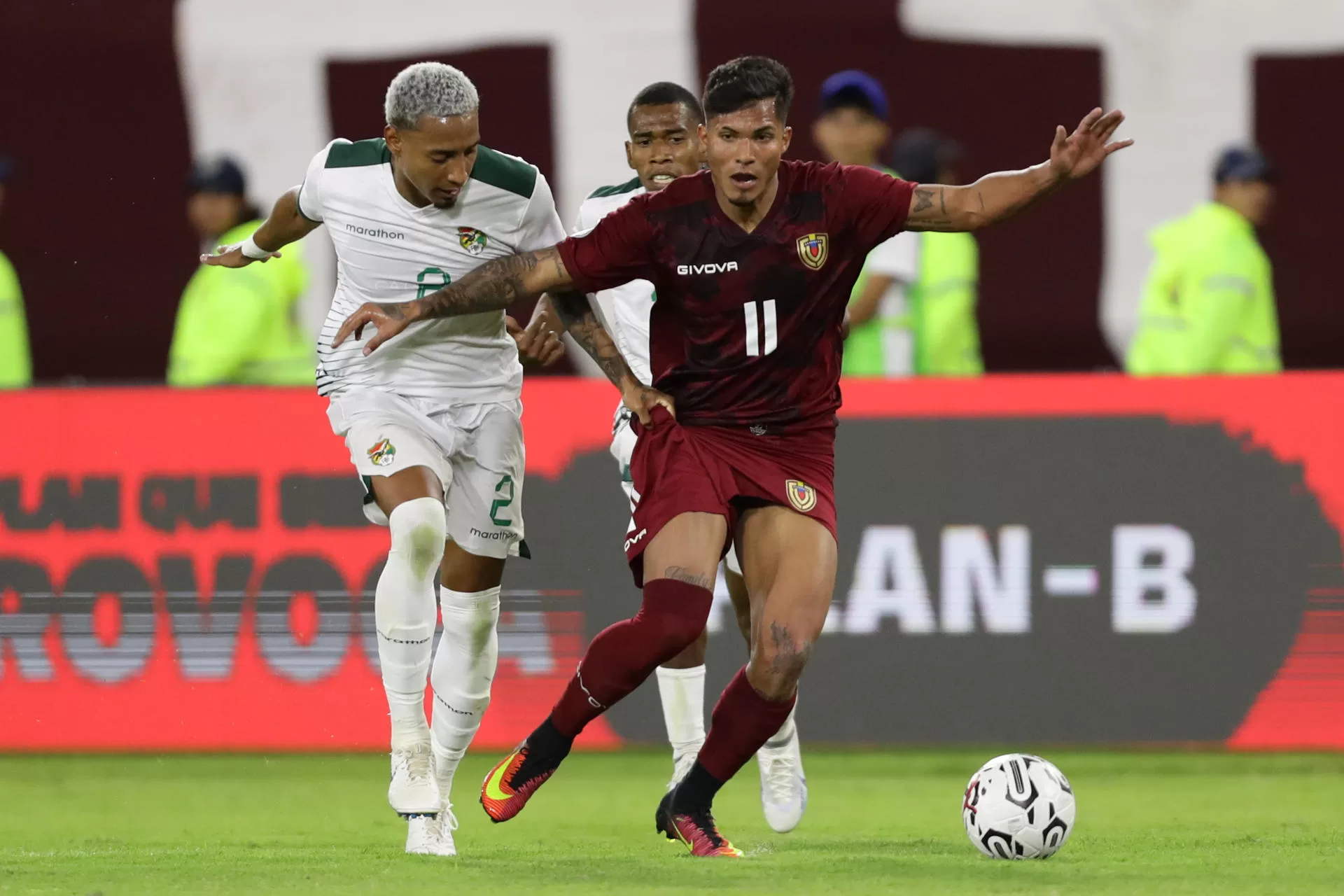 Jovanny Bolívar (d) de Venezuela disputa el balón con Jairo Quinteros de Bolivia hoy, en un partido del Torneo Preolímpico Sudamericano Sub-23 en el estadio Nacional Brígido Iriarte en Caracas (Venezuela). EFE/ Rayner Peña R. 