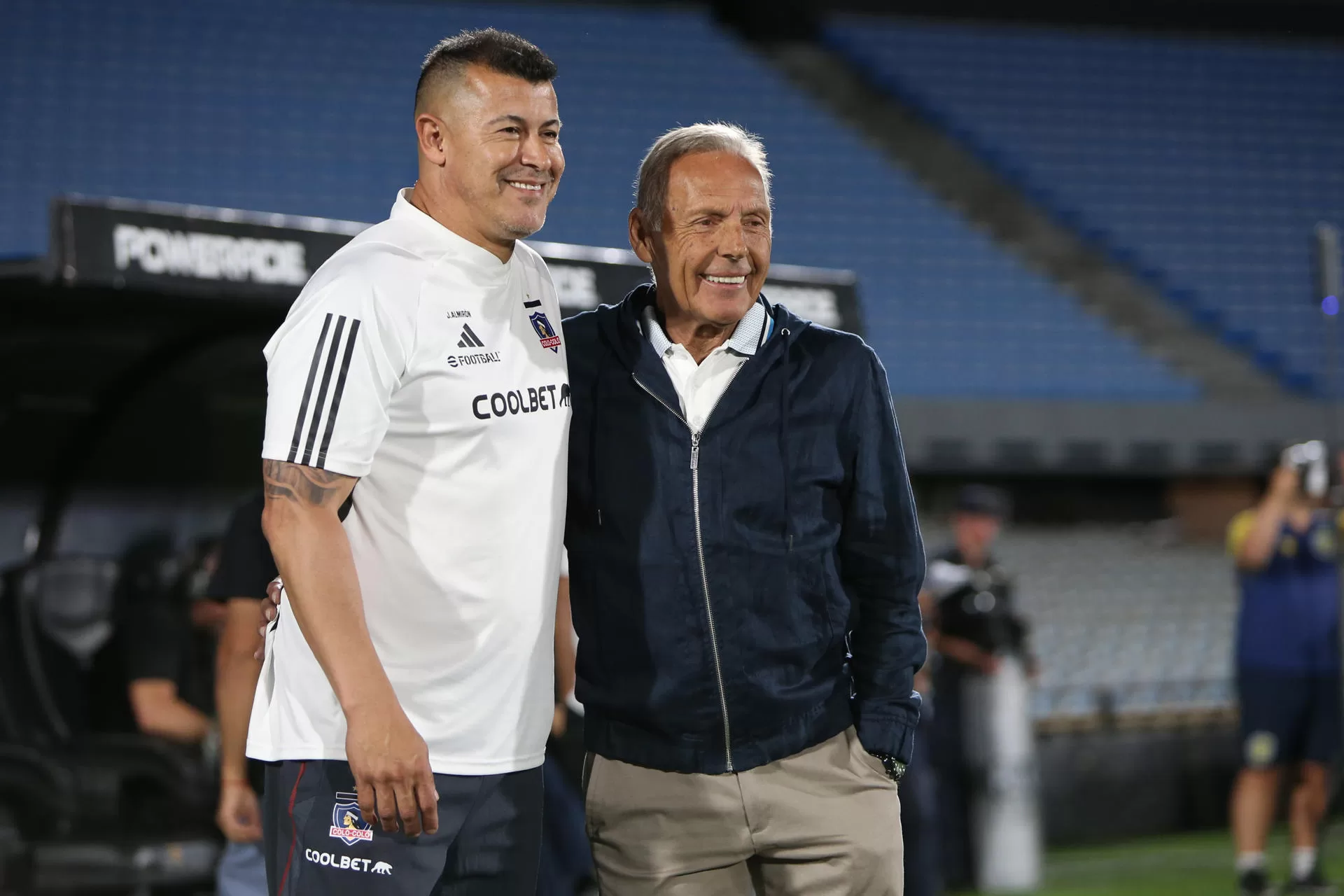 Los directores técnicos Miguel Ángel Russo (d) de Rosario Central y Jorge Almirón de Colo Colo posan hoy, durante un partido amistoso entre Colo Colo y Rosario Central de la serie del Río de la Plata, en el estadio Centenario, en Montevideo (Uruguay). EFE/Gaston Britos 