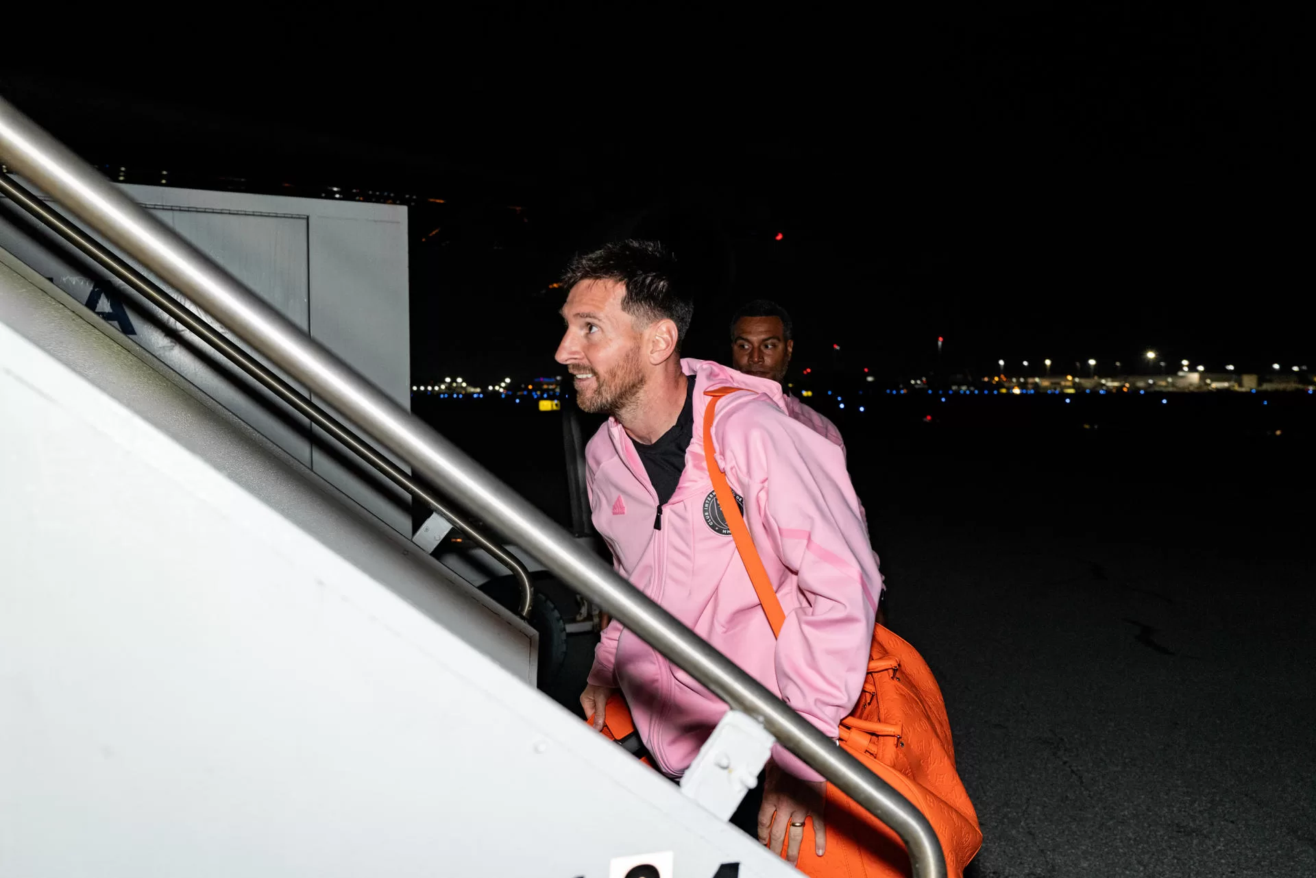 Fotografía cedida por el Inter Miami del jugador Leo Messi llegando hoy a Riad (Arabia Saudí). EFE/ Inter Miami