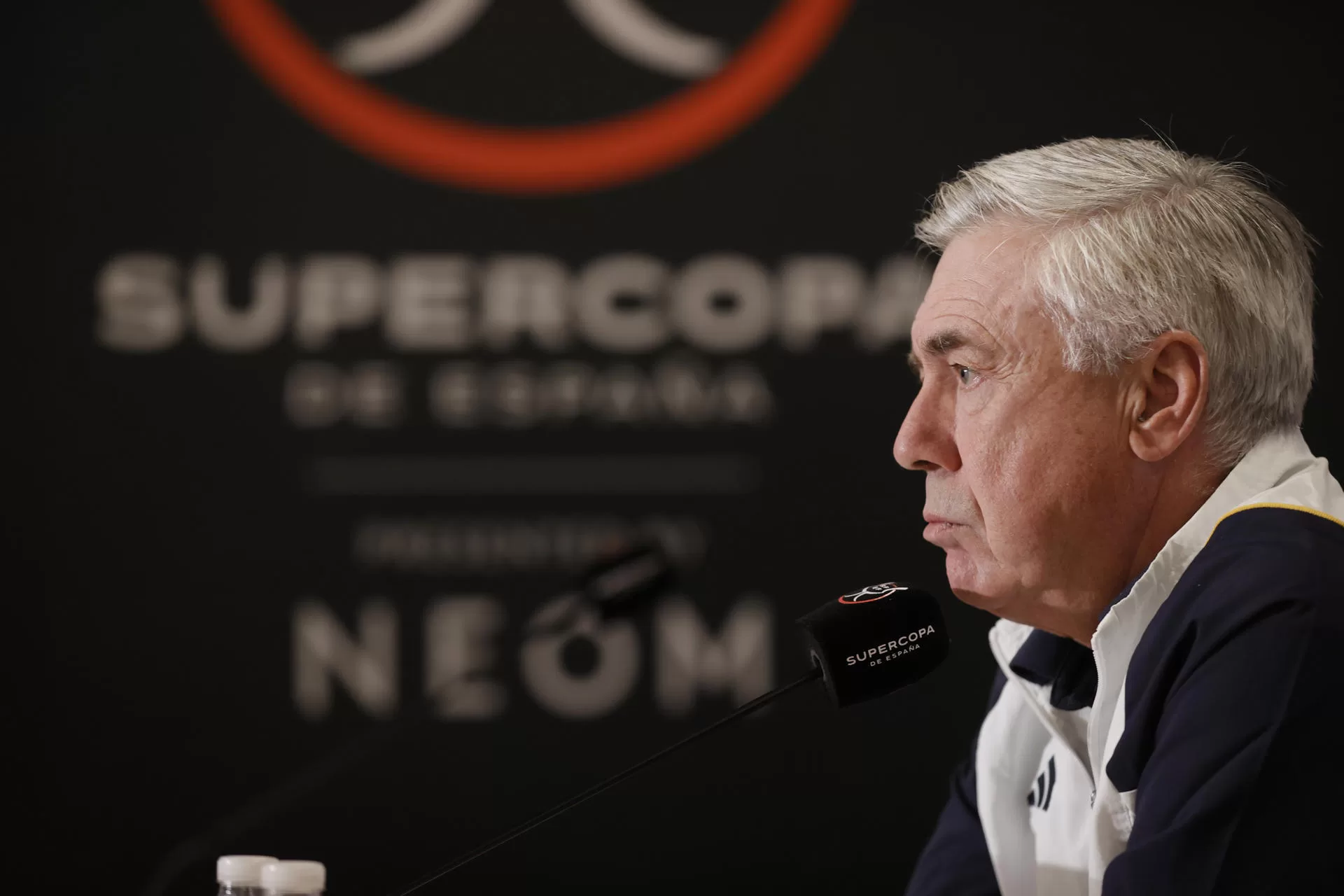 El entrenador del Real Madrid, Carlo Ancelotti, ofrece una rueda de prensa previa a la final de la Supercopa de España que se disputa en Riad, Arabia Saudí. EFE/ Juan Carlos Cárdenas 