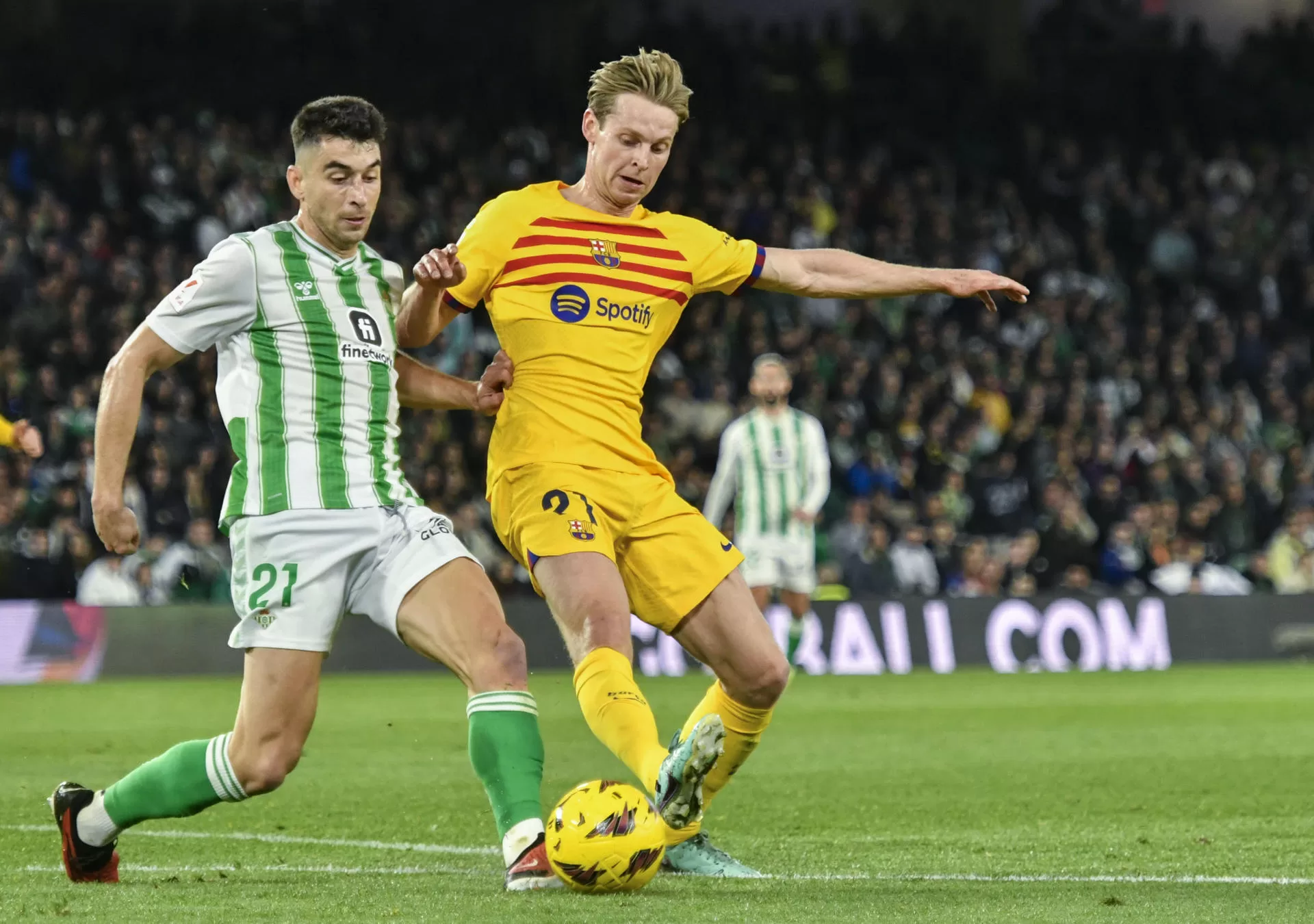 El centrocampsita del Betis Marc Roca (i) y el centrocampista del FC Barcelona Frenkie De Jong durante el partido de la jornada 21 de la Liga EA Sports en el estadio Benito Villamarín de Sevilla. EFE/ Raúl Caro.