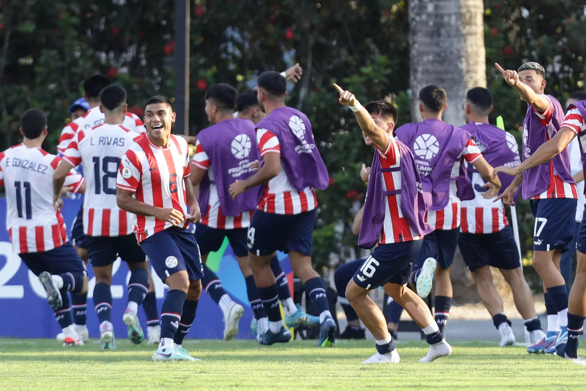 Jugadores de Paraguay celebran un gol de Diego Gómez ante Uruguay en un partido del Torneo Preolímpico Sudamericano Sub-23 en el estadio Polideportivo Misael Delgado en Valencia (Venezuela). EFE/ Rayner Peña R. 