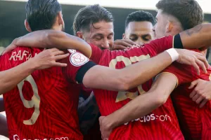 alt 1-2. El Sevilla resuelve a última hora ante un Racing en inferioridad numérica