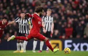 alt 4-2. Salah deja al Liverpool líder