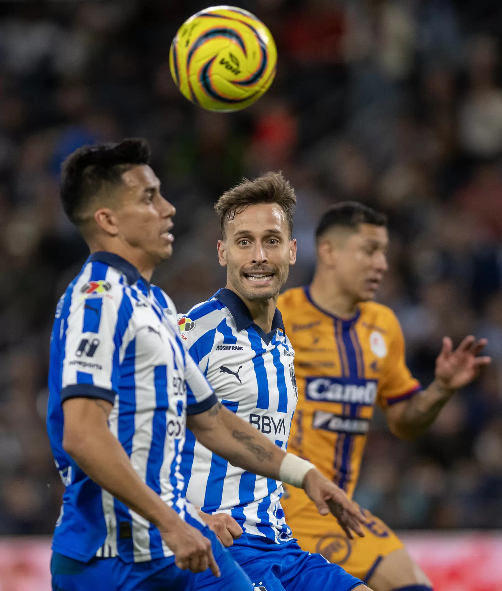 Sergio Canales (c) de Monterrey acompaña una jugada contra Atlético San Luis, durante un partido correspondiente a la jornada 3 del Torneo Clausura 2024 del fútbol mexicano, disputado hoy en el estadio BBVA de la ciudad de Monterrey (México). EFE/Miguel Sierra 