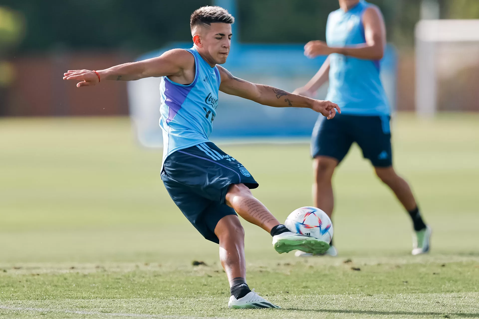 Thiago Almada participa este 12 de enero de 2024 en un entrenamiento del seleccionado de fútbol sub-23 de Argentina, en el predio de Ezeiza, en Buenos Aires (Argentina). EFE/ Juan Ignacio Roncoroni 