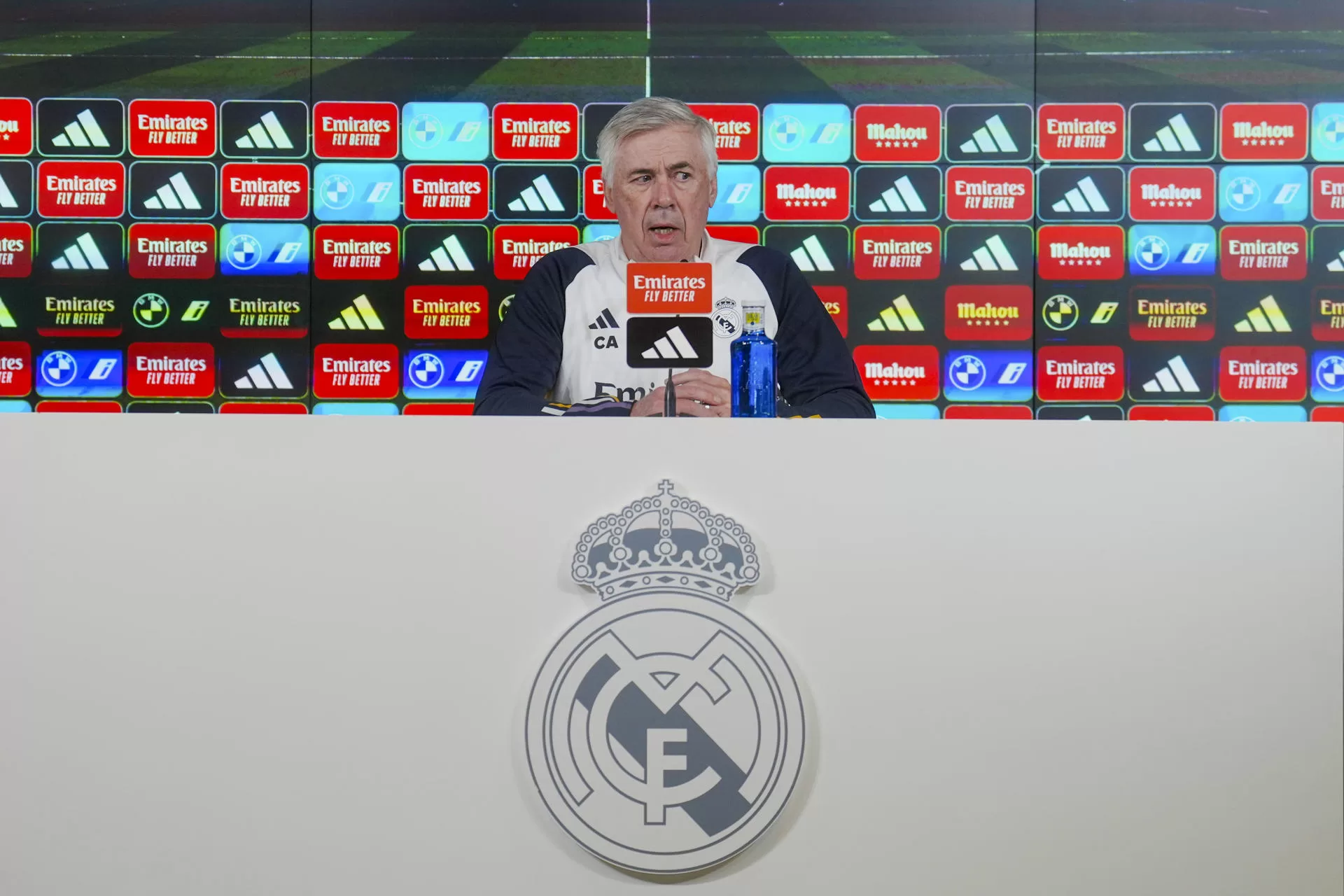 El entrenador del Real Madrid, el italiano Carlo Ancelotti, en la rueda de prensa posterior al entrenamiento del equipo en la Ciudad Deportiva de Valdebebas. EFE/ Borja Sánchez-Trillo 