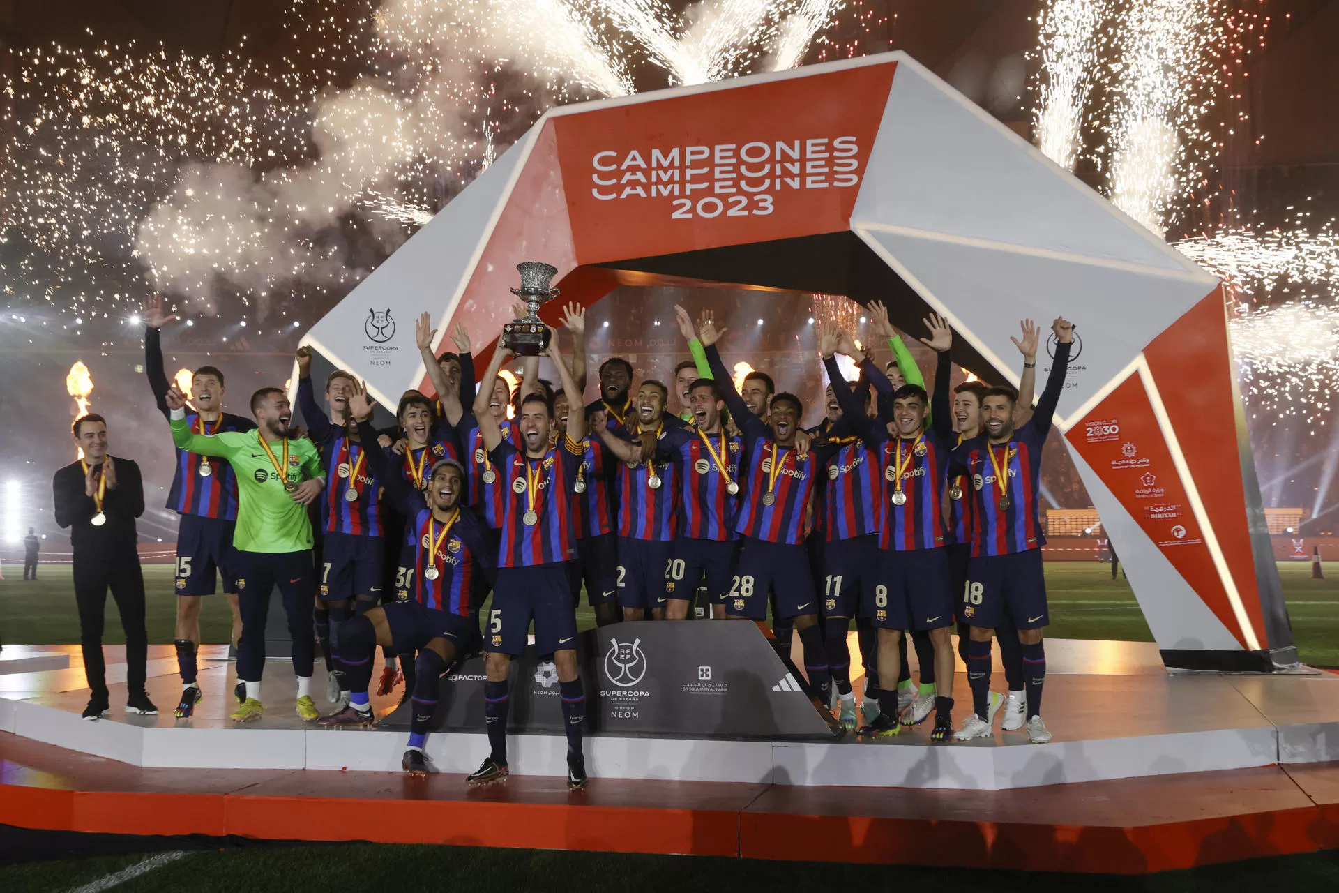 Los jugadores del FC Barcelona celebran con el trofeo la victoria tras la final de la Supercopa de España 2023. EFE/ Juan Carlos Cárdenas