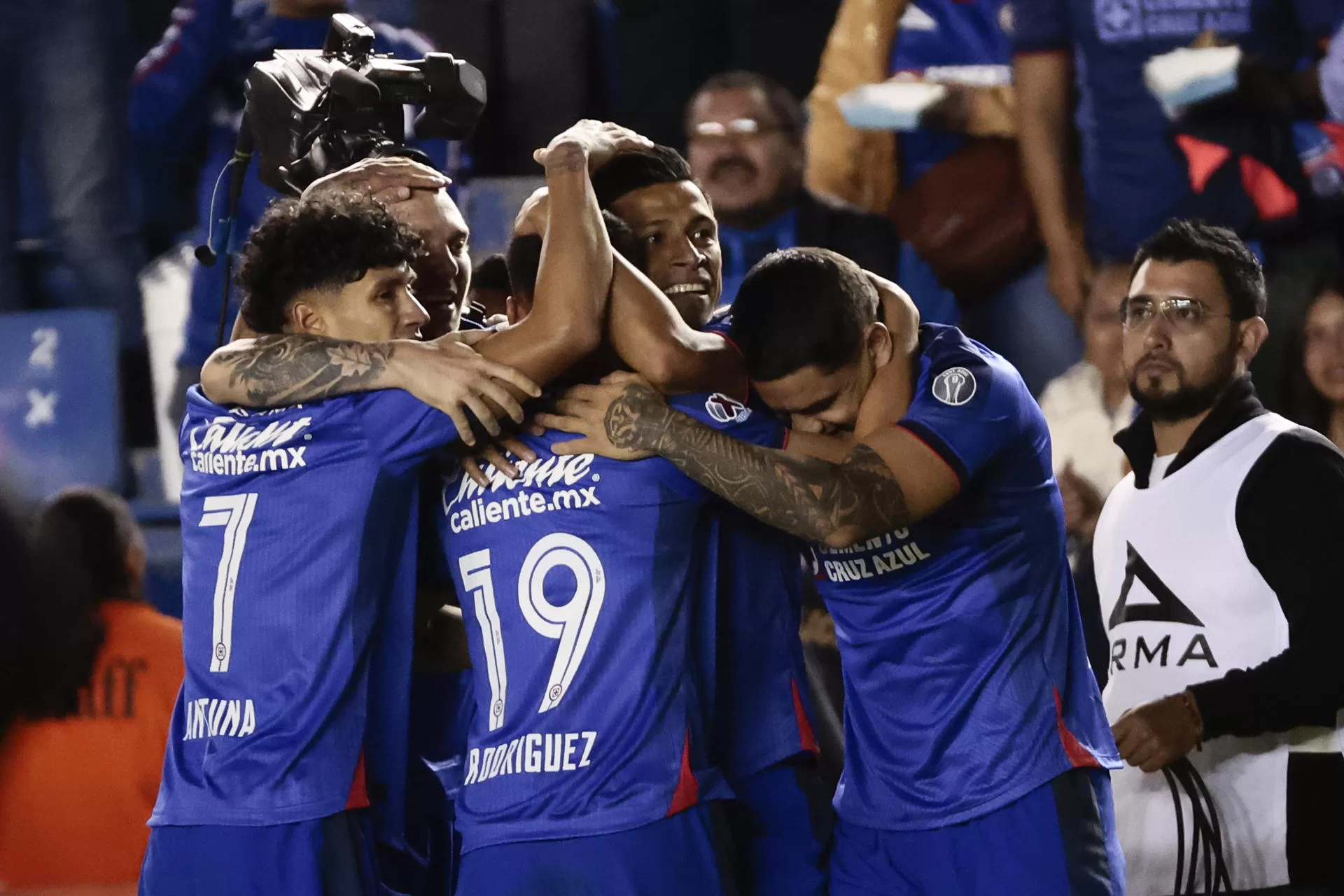 ALT El líder Cruz Azul del argentino Anselmi enfrenta al campeón América del brasileño Jardine