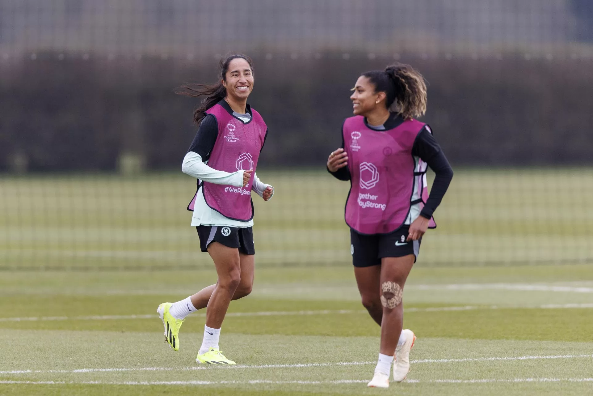 La nueva jugadora del Chelsea, la colombiana Mayra Ramírez, (iz), en su primer entrenamiento con el Chelsea. A su lado, Catarina Macario. EFE/EPA/TOLGA AKMEN