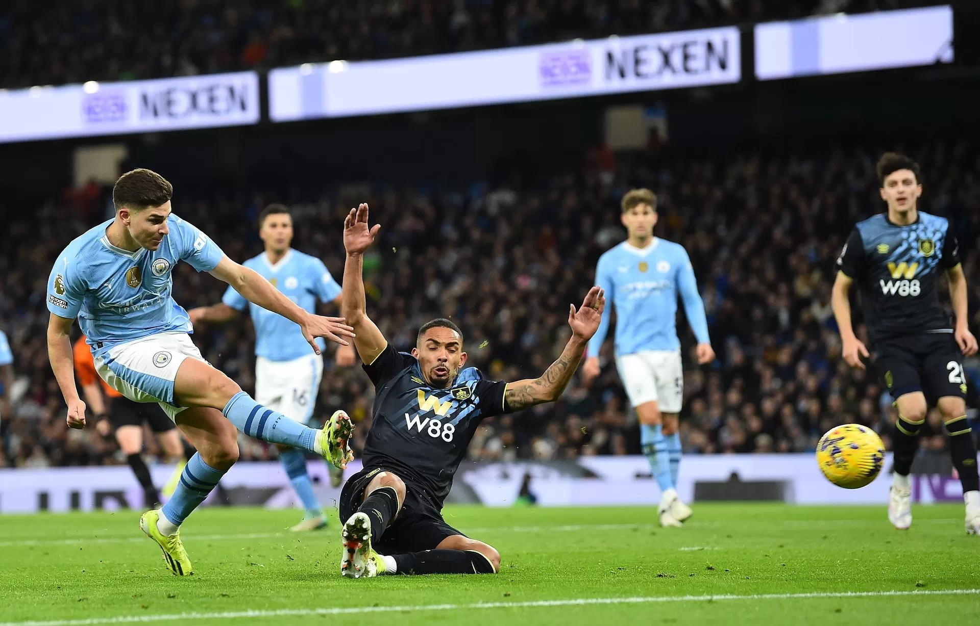 El jugador del Manchester City Julian Alvarez (c) logra su segundo gol durante el partido de la Premier League que han jugado Manchester City y Burnley FC, en Manchester, Reino Unido. EFE/EPA/PETER POWELL 