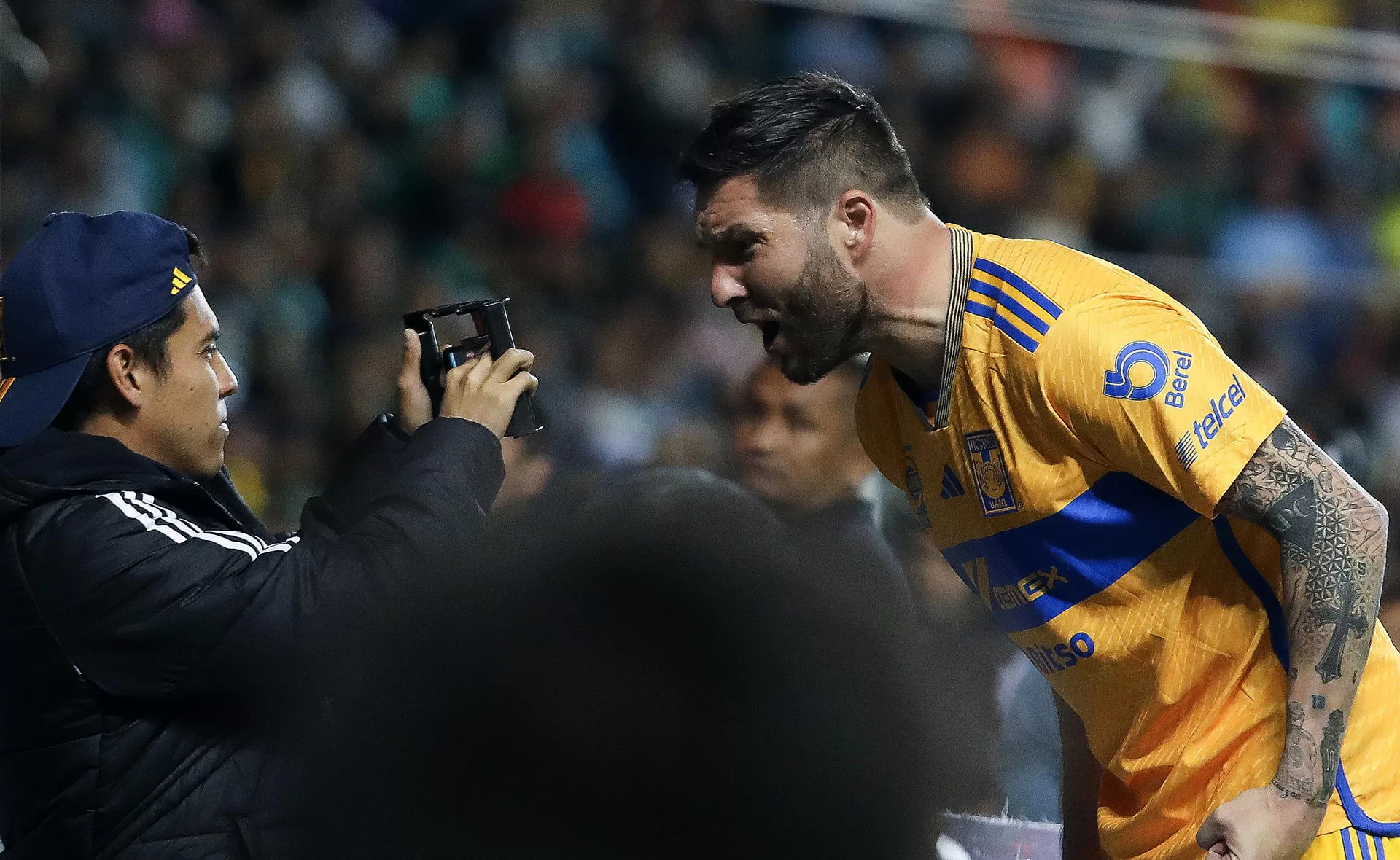André-pierre Gignac (d) de Tigres celebra un gol anotado al León hoy, durante un partido por la primera jornada del torneo Clausura 2024 de la Liga MX del fútbol mexicano, en el estadio León, estado de Guanajuato (México). EFE/Luis Ramírez 