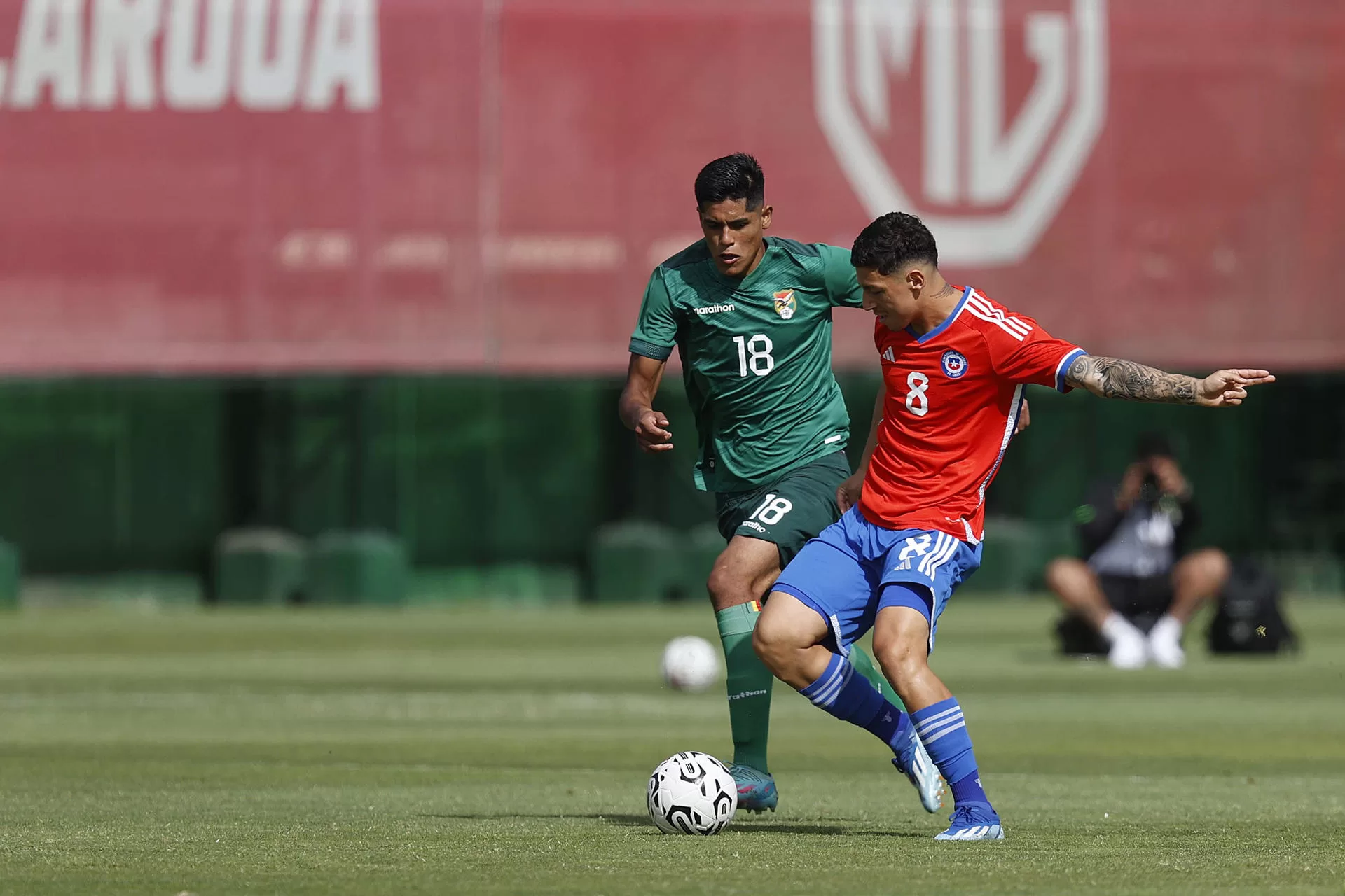 Fotografía cedida este martes, 16 de enero, por la Asociación Nacional de Fútbol Profesional de Chile (ANFP), en la que se registró al atacante chileno Lautaro Pastrán (d), durante un partido amistoso contra Bolivia preparatorio para el torneo Preolímpico 2024, en Santiago de Chile. EFE/Carlos Parra/ANFP 
