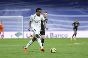 alt Éder Militao renueva con el Real Madrid hasta 2028