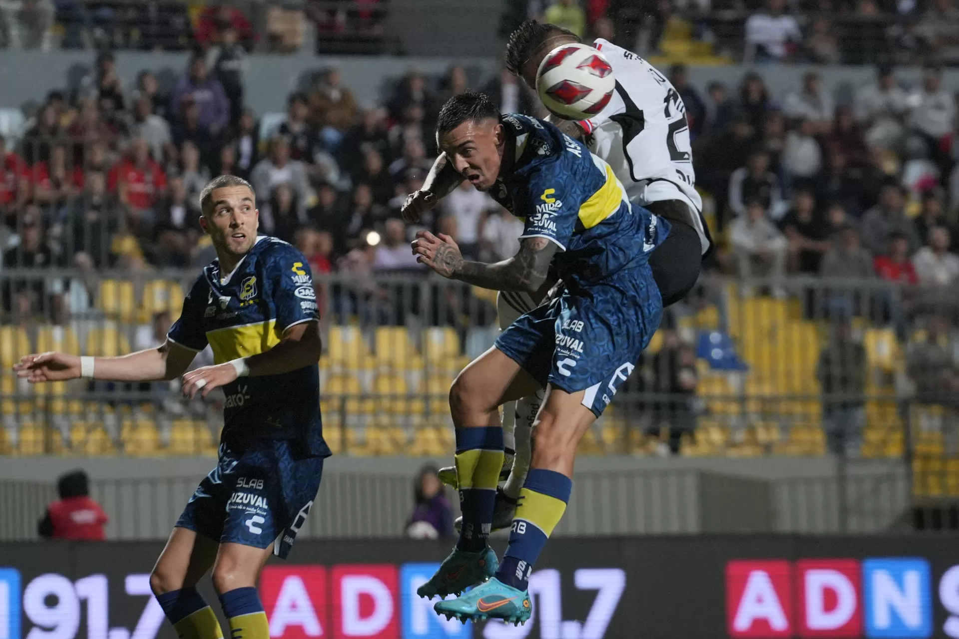 Arturo Vidal (d) de Colo Colo disputa el balón con Tomás Asta-Buruaga (c) de Everton durante un partido por la Copa Viña del Mar 2024, hoy, en el estadio Sausalito de Viña del Mar (Chile). EFE/Adriana Thomasa 