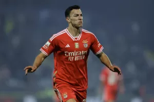 ALT El Benfica se impone al Arouca (0-3) y mantiene la presión sobre el líder Sporting