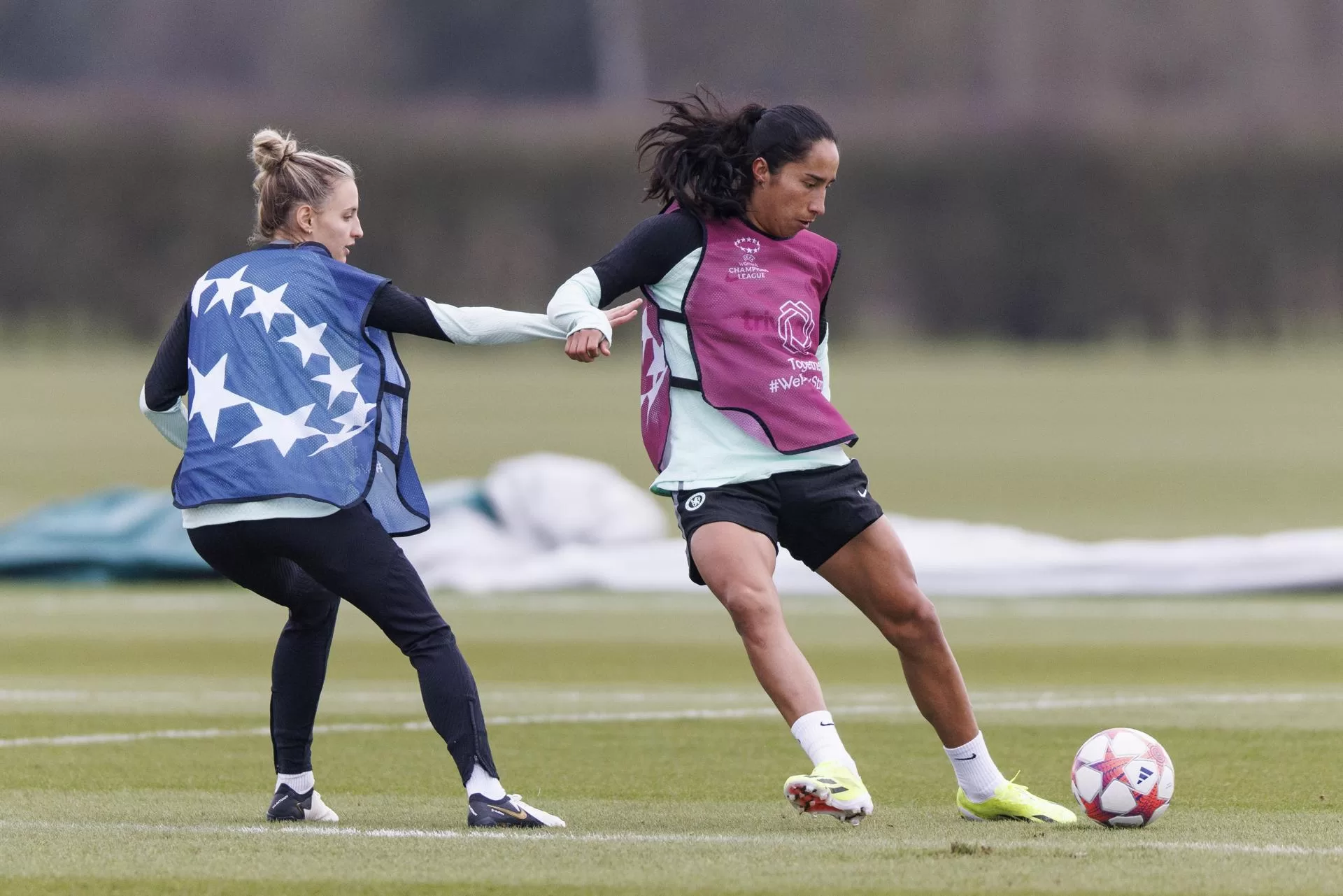 La nueva jugadora del Chelsea, la colombiana Mayra Ramírez, en su primer entrenamiento con el Chelsea. A la izquierda, Natahalie Bjorn. EFE/EPA/TOLGA AKMEN