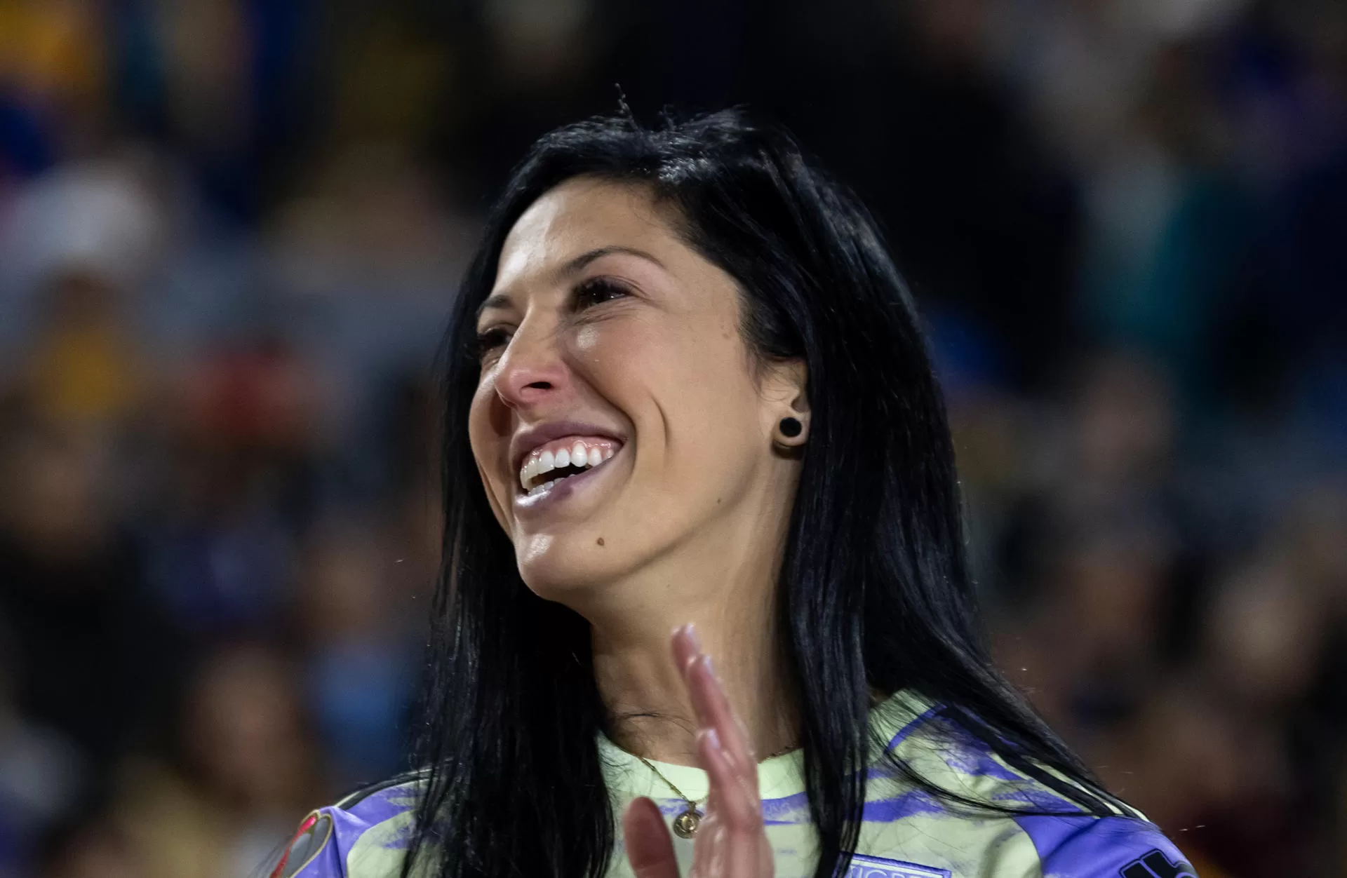 La futbolista española Jennifer Hermoso participa en su presentación como nueva jugadora del Club Tigres femenil, hoy, antes del inicio del partido femenino entre Tigres UANL y Atlético San Luis, en el estadio Universitario de la ciudad de Monterrey (México). EFE/Miguel Sierra