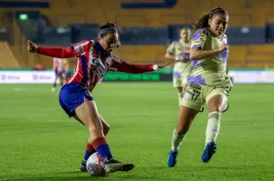 alt El campeón Tigres de la española Martínez visita al León en el Clausura