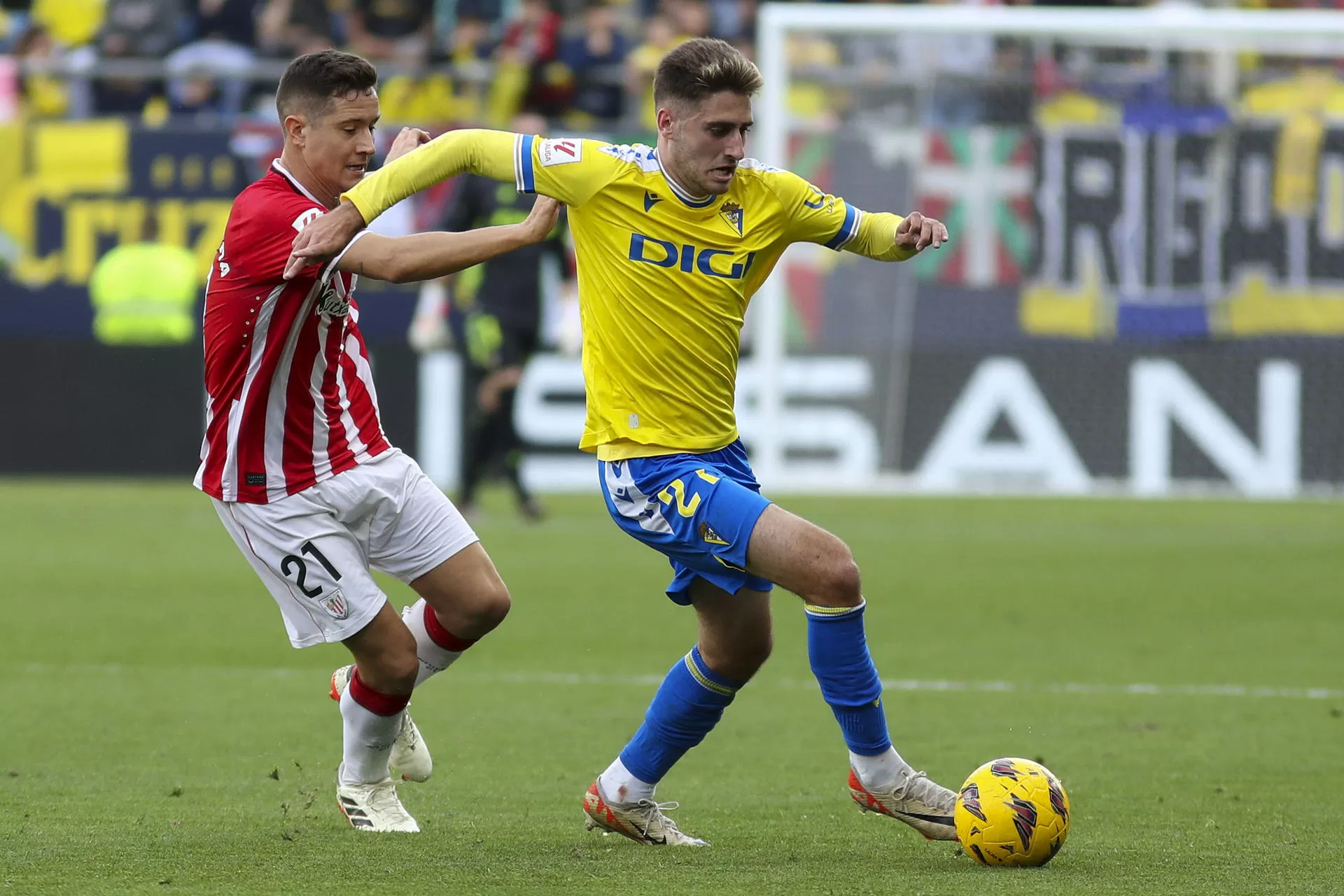 El delantero del Cádiz CF, Roger MS lucha por el balón con el centrocampista del Athletic Club de Bilbao, Ander Herrera este domingo, durante el partido de LaLiga EA Sports, entre el Cádiz CF y el Athletic Club de Bilbao, en el estadio Nuevo Mirandillade Cádiz. EFE/ Román Ríos