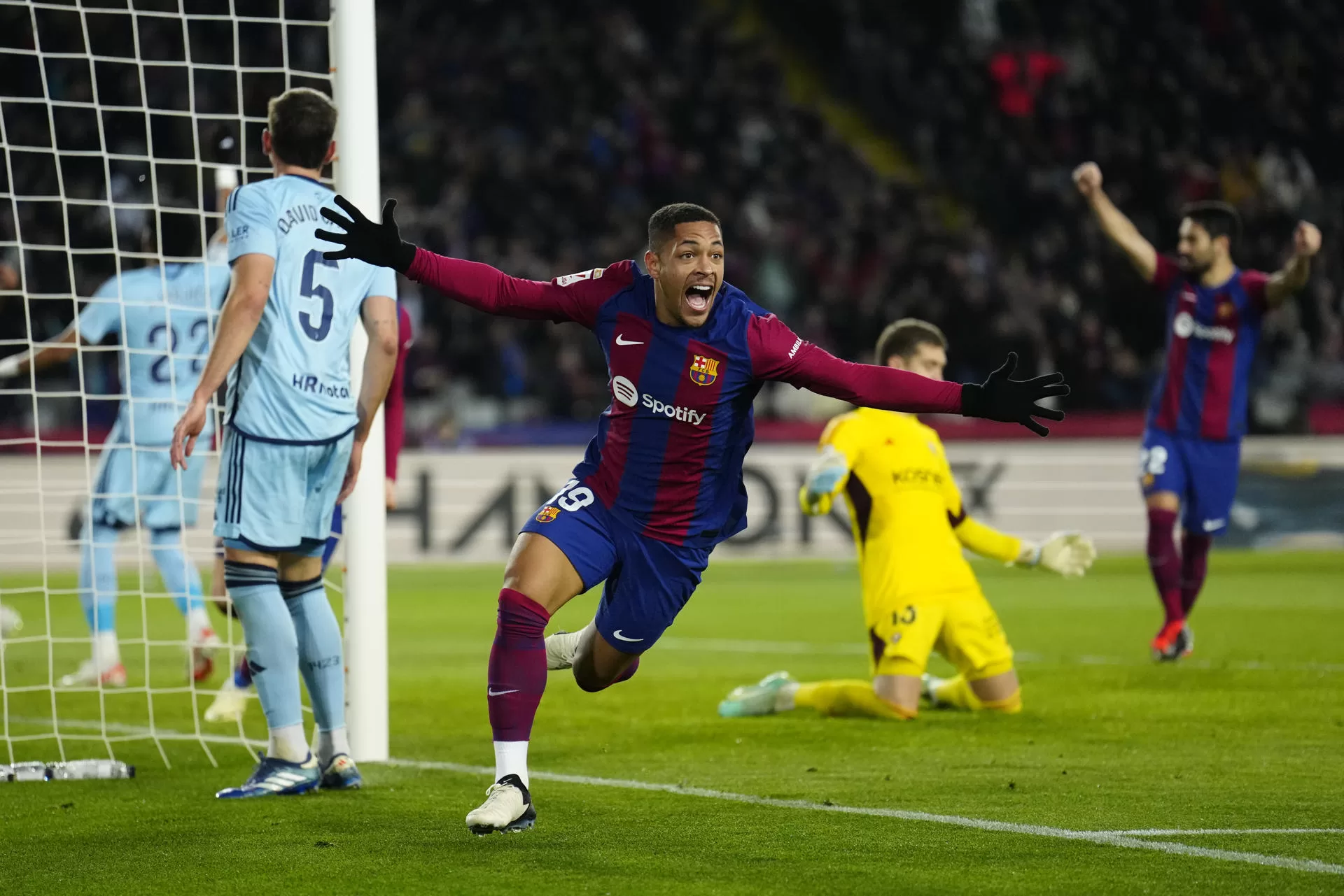 alt 1-0. El brasileño Vitor Roque le da un respiro a Xavi