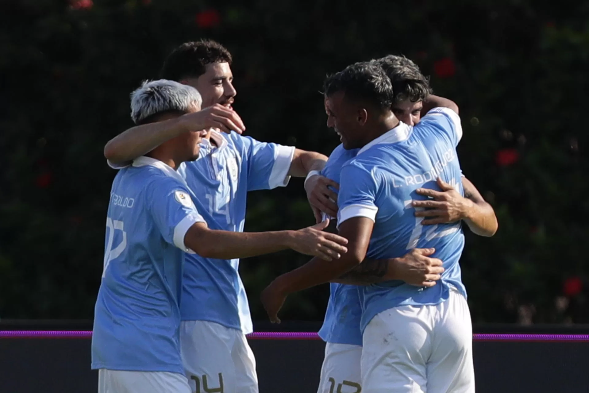 Luciano Rodríguez (d) de Uruguay celebra un gol ante Paraguay en un partido del Torneo Preolímpico Sudamericano Sub-23 en el estadio Polideportivo Misael Delgado en Valencia (Venezuela). EFE/ Rayner Peña R. 