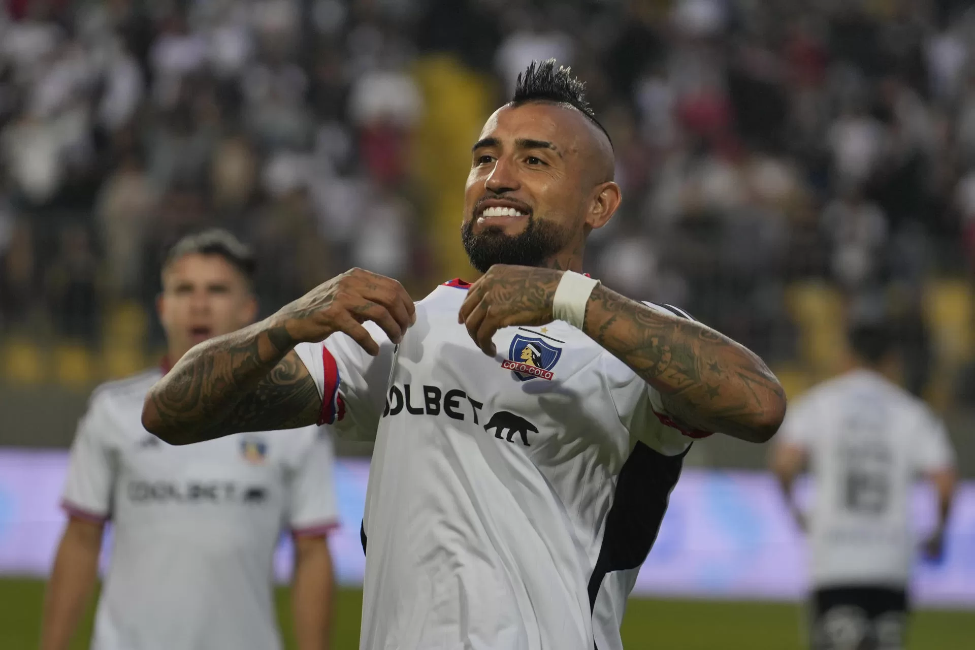 Arturo Vidal de Colo Colo saluda al público momentos antes del inicio del partido entre Colo Colo y Everton por la Copa Viña del Mar 2024, hoy, en el estadio Sausalito de Viña del Mar (Chile). EFE/Adriana Thomasa 