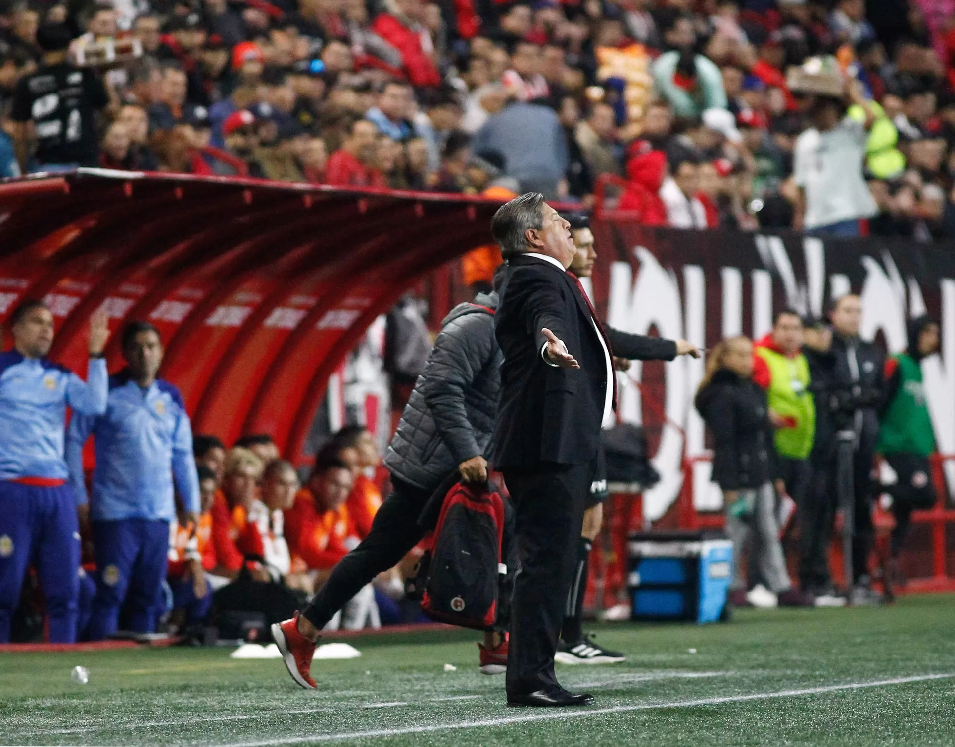 El entrenador de Tijuana Miguel Herrera ante Guadalajara, hoy durante un partido por la tercera jornada del torneo Clausura 2024 de la Liga MX del fútbol mexicano, disputado en el Estadio Caliente, en Tijuana (México). EFE/Alejandro Zepeda