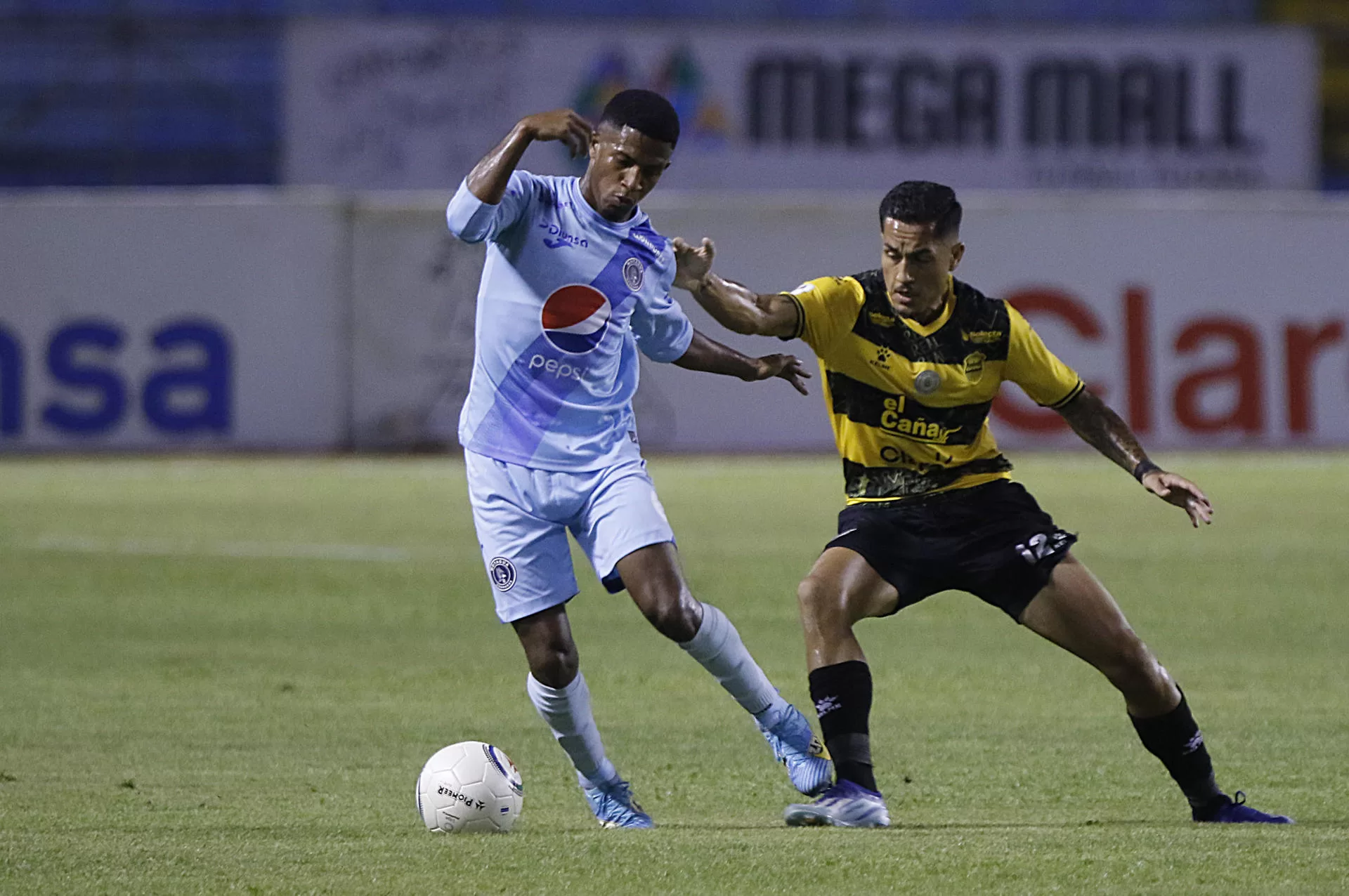 Jim Morrison Varela (d) del Real España disputa el balón con Jorge Serrano (i) del Motagua durante un partido por el torneo de la liga nacional de fútbol de Honduras, disputado hoy en el estadio Olímpico Metropolitano de San Pedro Sula (Honduras). EFE/José Valle
