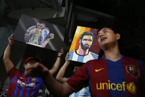 alt Cientos de salvadoreños aguardan por un saludo de Messi