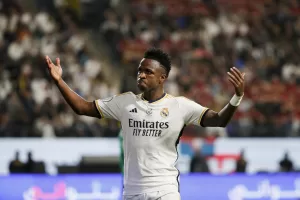 alt Brasileño Vinícius logra el 12º triplete de un jugador del Real Madrid contra el Barcelona